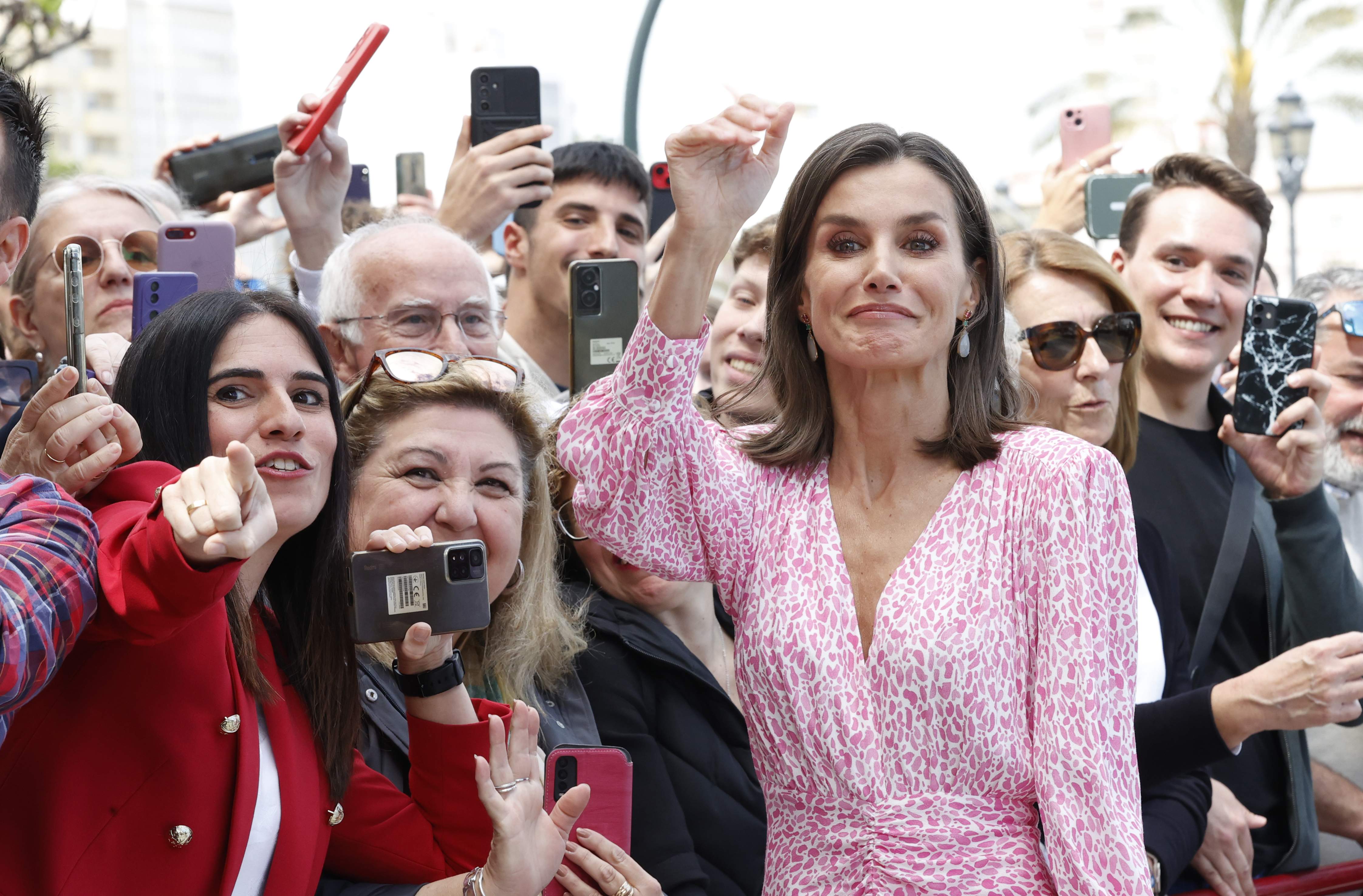 Accidente de Letizia: el viento abre el vestido y lo enseña todo. Foto prohibida