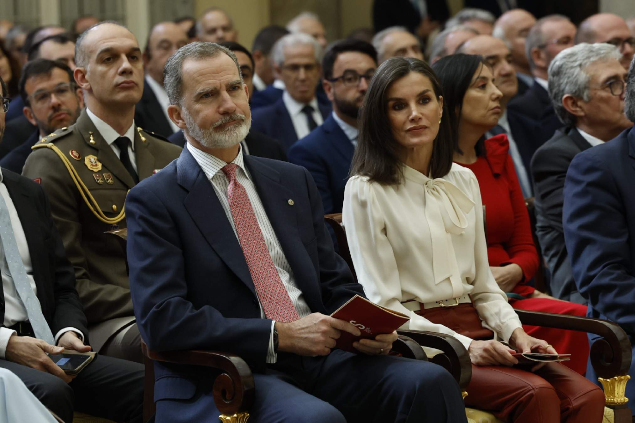 La poca vergüenza de Letizia, jeta, con una fan: qué le han regalado y qué ha dicho ella al recibirlo