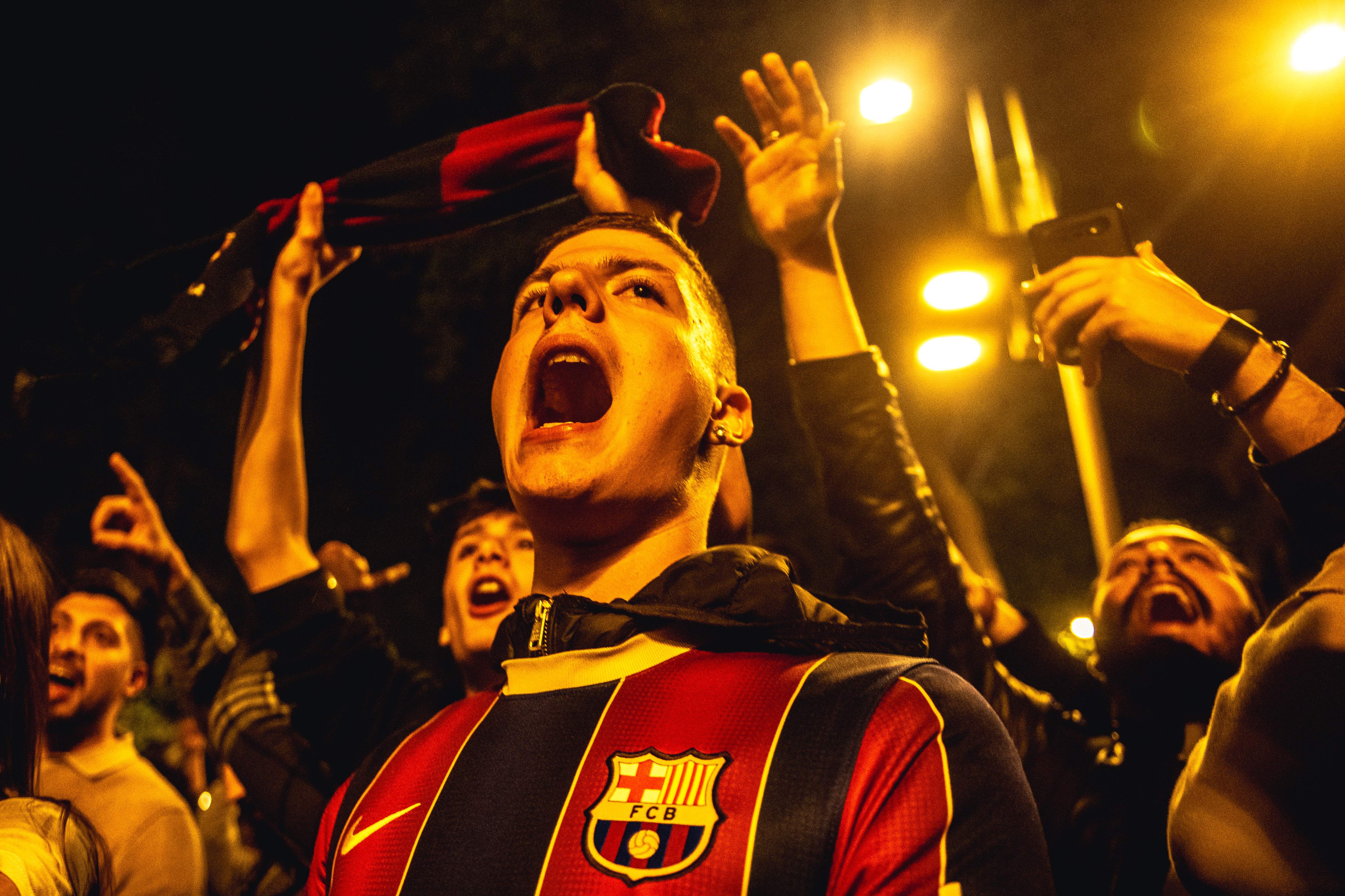 Critican a un crack del Barça por salir en TV con las uñas pintadas de esmalte morado