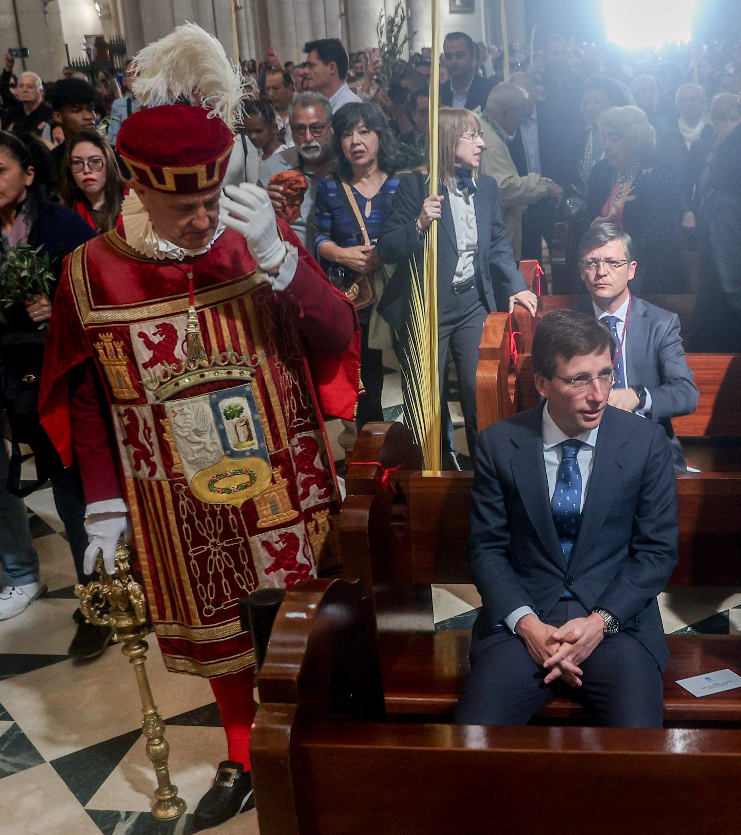 Juan Carlos, un marrón para José Luis Martínez-Almeida en la boda, no sabe dónde ponerlo