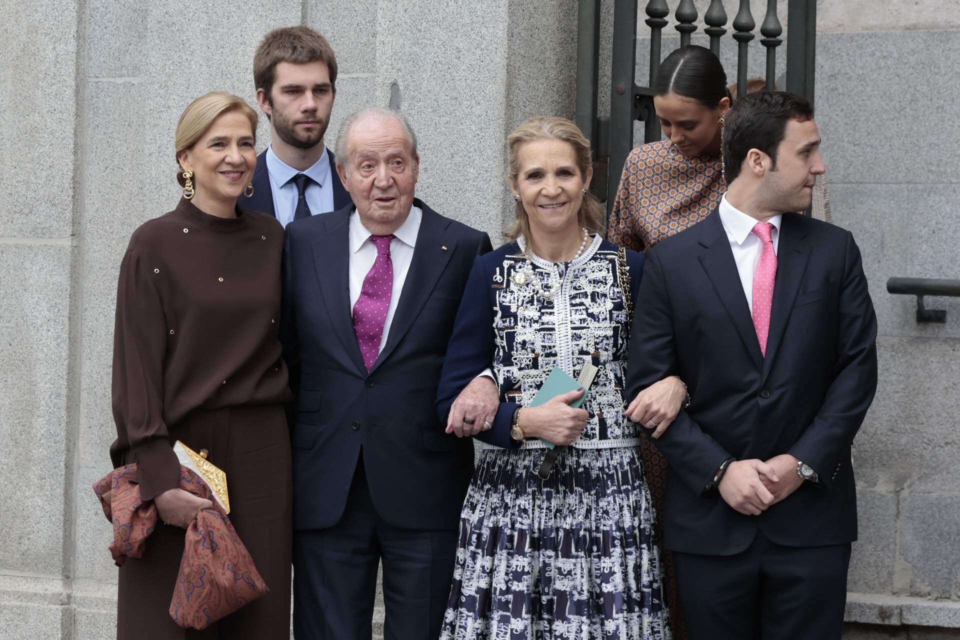 Imatge esperpèntica de Joan Carles només arribar a la boda Almeida-Urquijo: per terra. Humiliat a xarxes