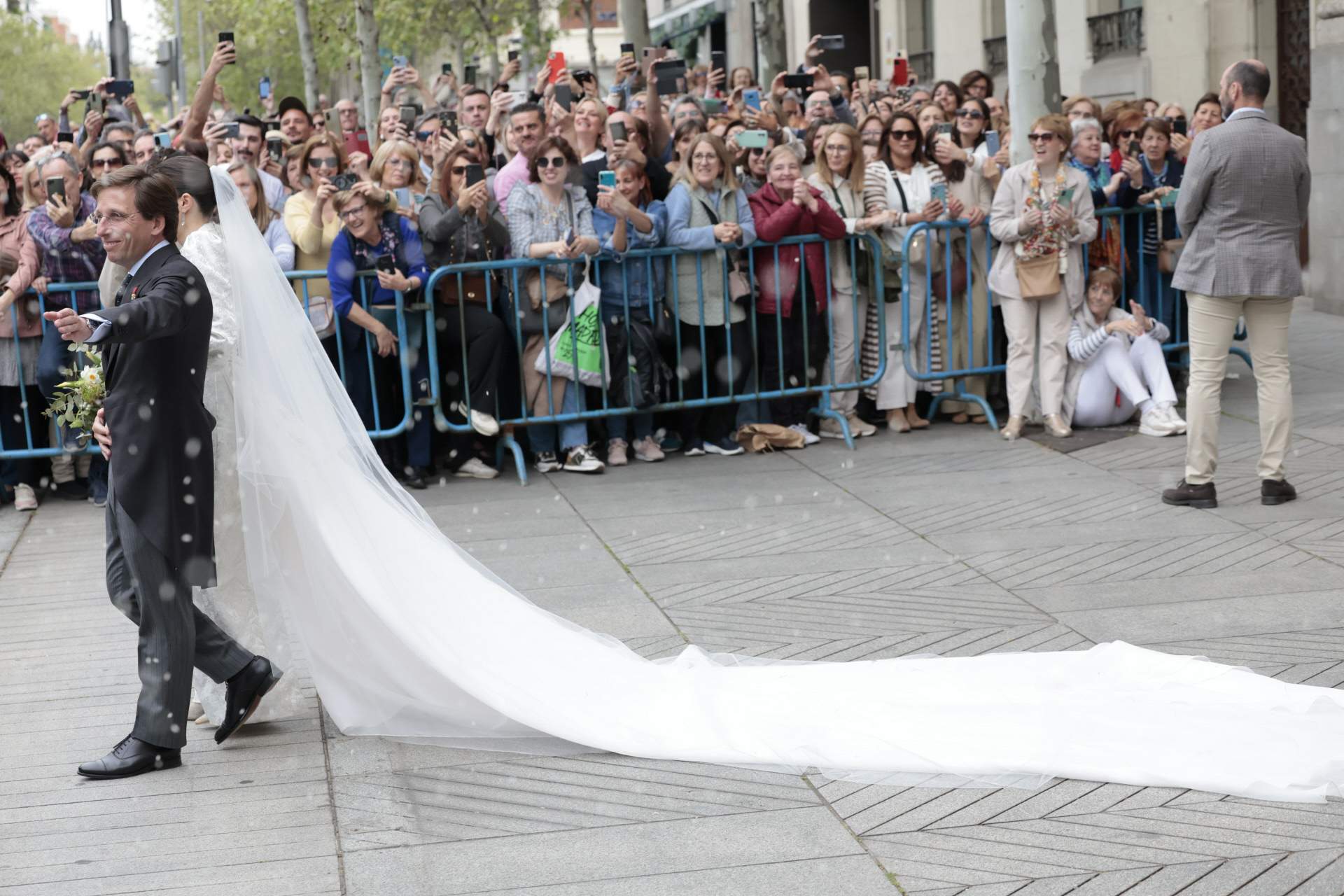 Imatge brutal, l'altra boda del dia que humilia Martínez-Almeida i els Borbons: "Rabiando"