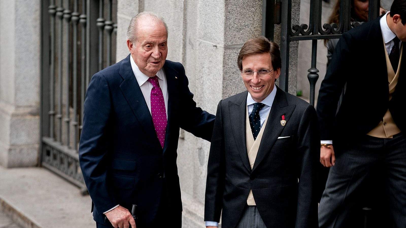 Juan Carlos I come en Zarzuela con su hijo y las niñas, pero sin Letizia, apartada de la familia