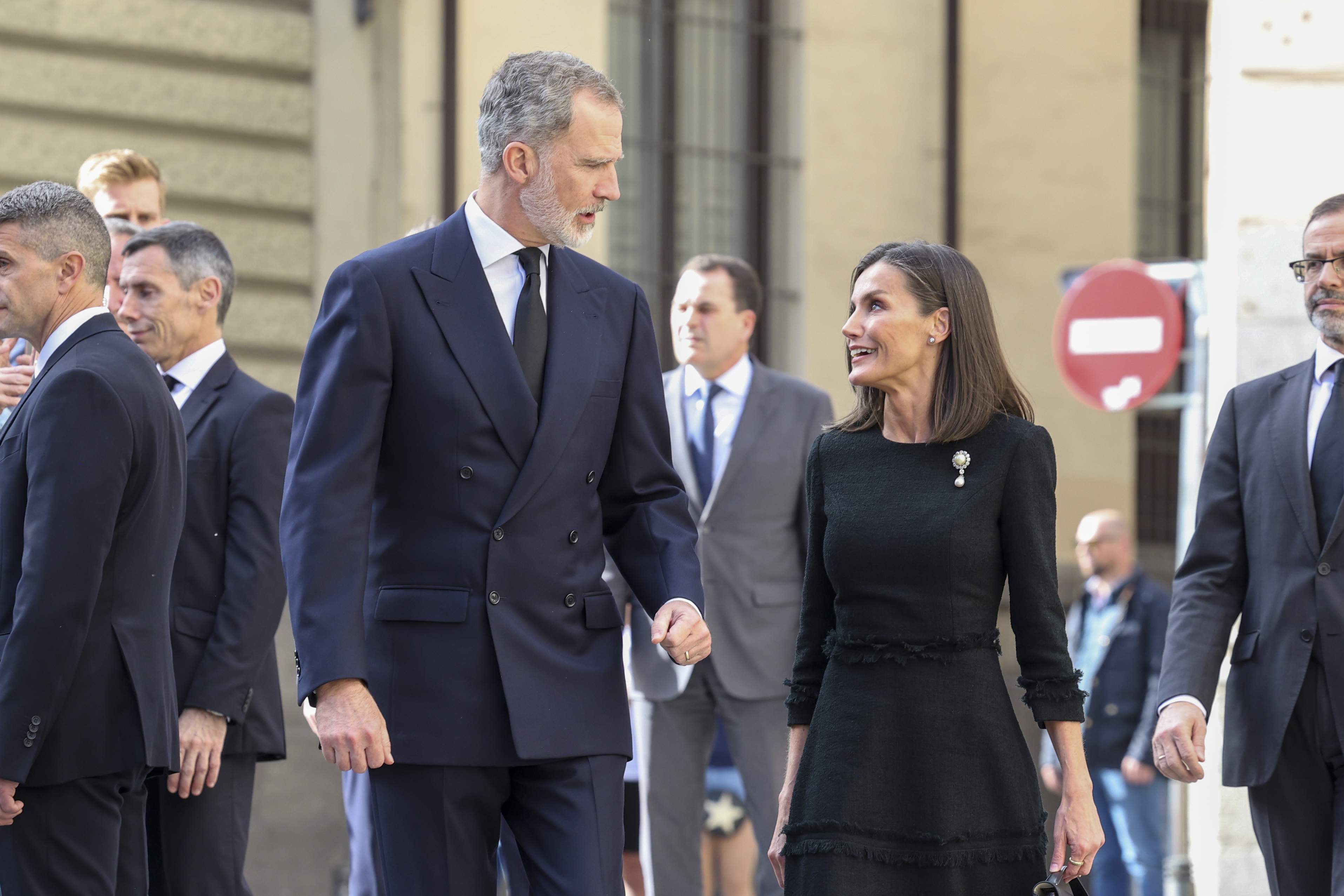 Letizia y Juan Carlos, encontronazo cara a cara a un palmo: miradas asesinas en el funeral