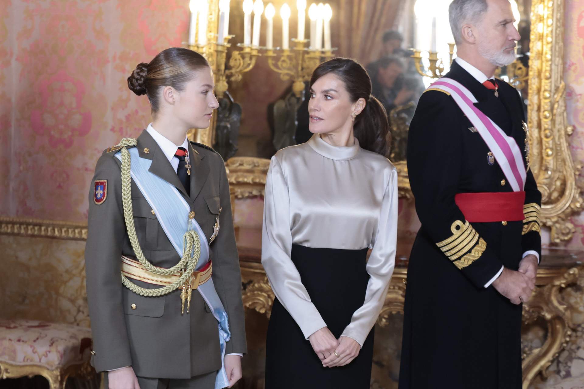 Imagen sorprendente, nunca vista entre Felipe y Leonor, en los morros de Letizia. Qué hacen: la red alucina