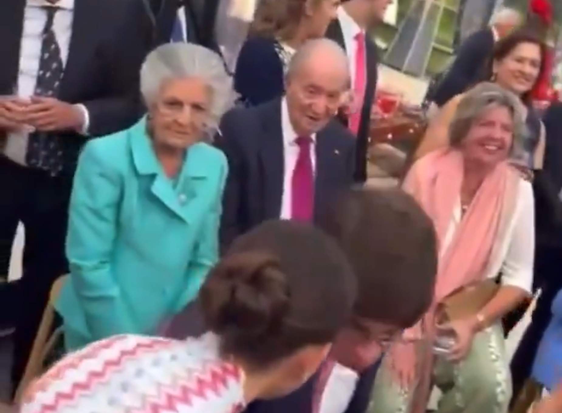 Imatge humiliant de Joan Carles i Sofia en tamborets a la boda, no se suporten