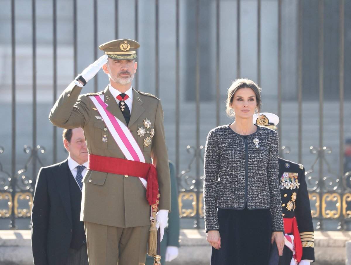 Letizia, con una bandera republicana manifestándose en Madrid, la foto