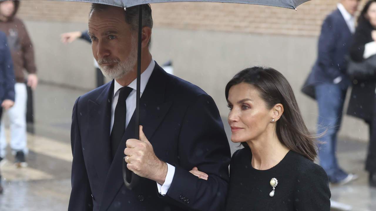 Felipe VI aumenta la tensión con Letizia por la puesta en circulación de 2 fotos bochornosas para la corona