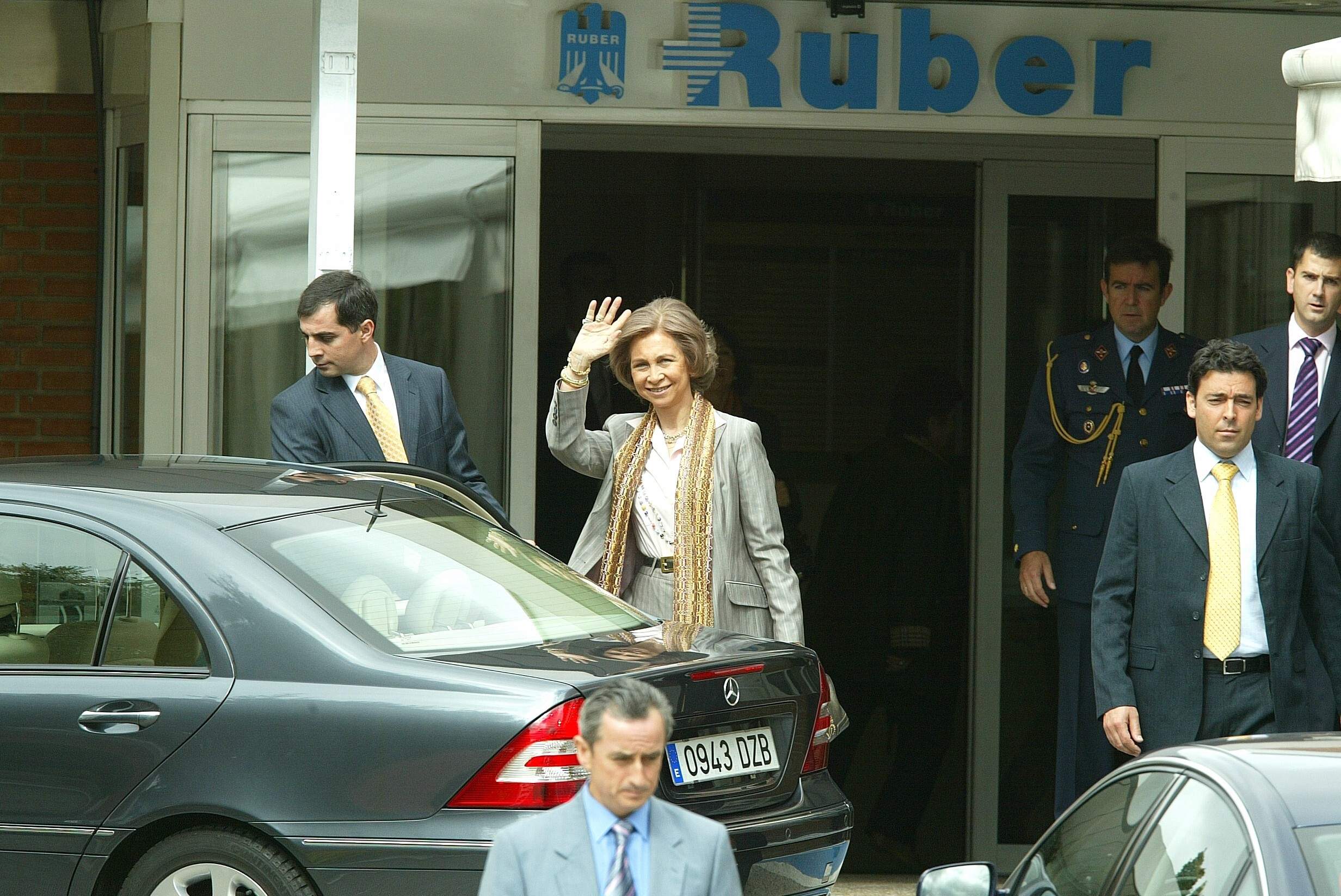 La deprimente suite de lujo de la reina Sofía en el hospital, poco higiénica