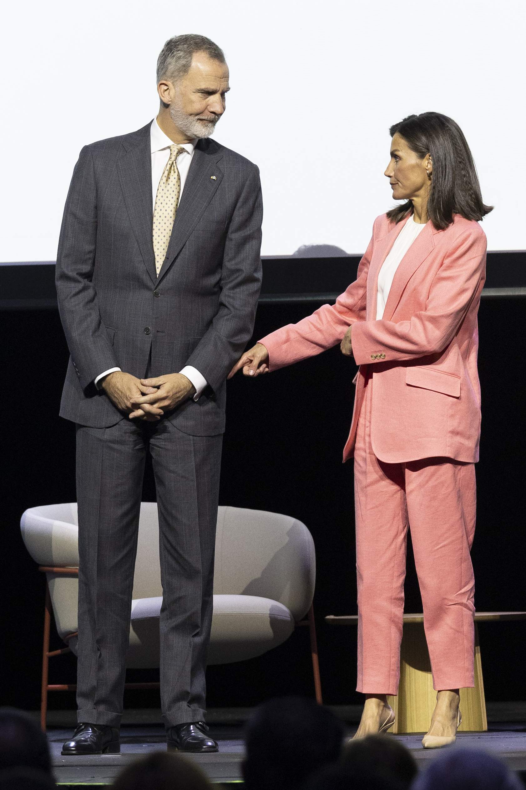 Letizia manda espías a los actos a los que llama desde el coche oficial