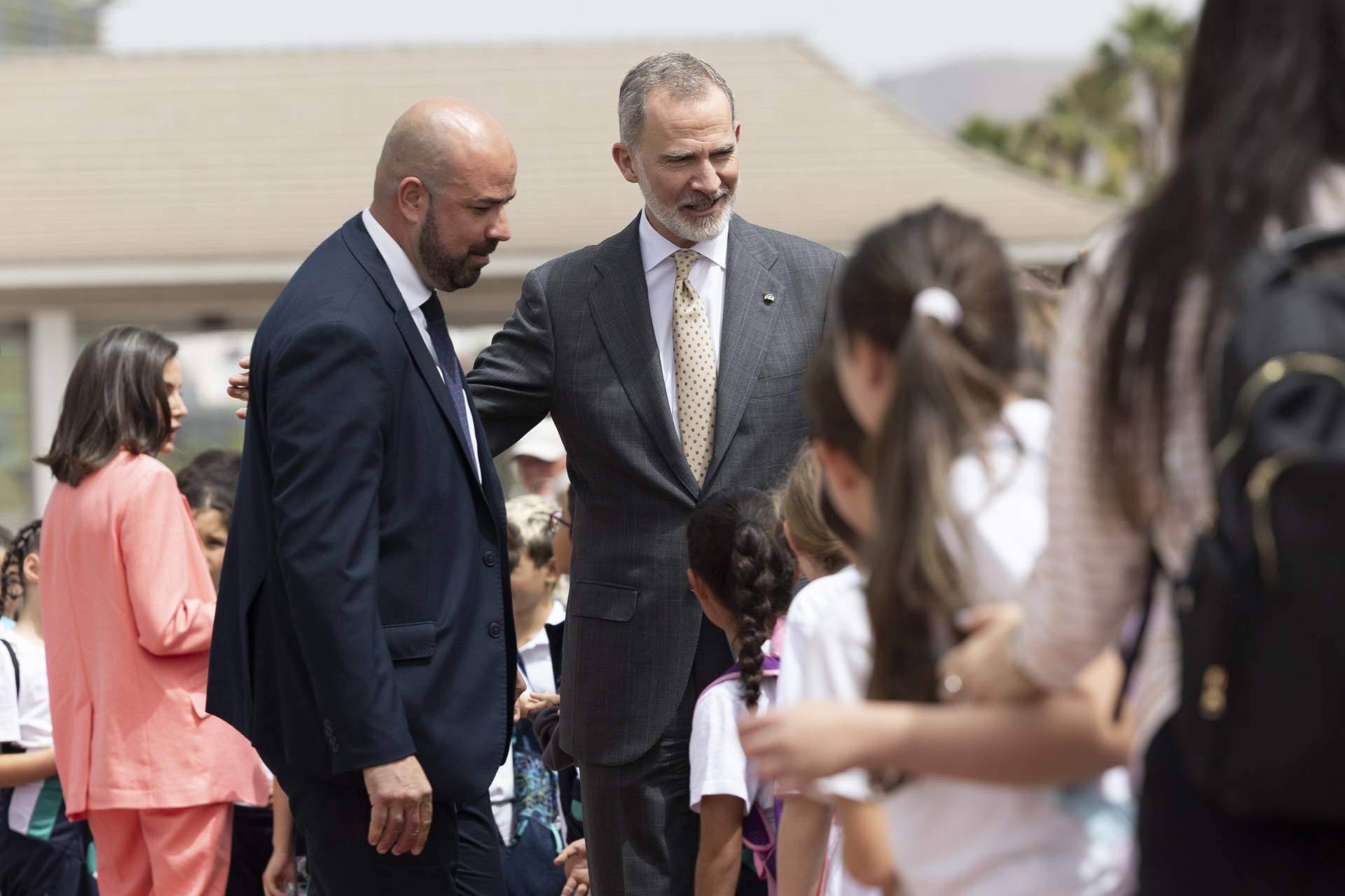 La cara de Felipe cuando una espontánea le pellizca la mano lesionada: "Que no se repita"
