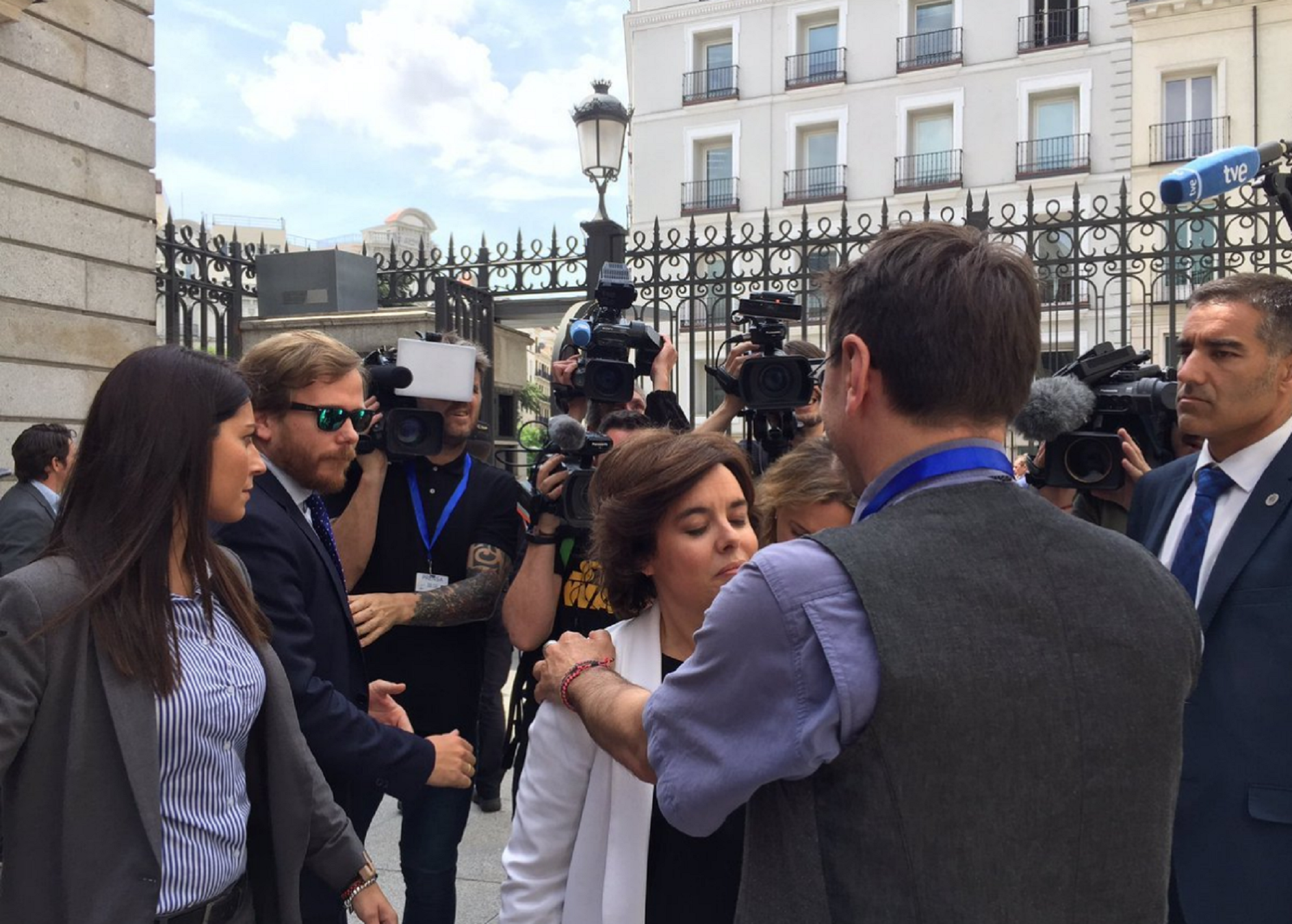 Aniquilan a Monedero por apoyar las manos sobre Soraya: "Repugnante machista"