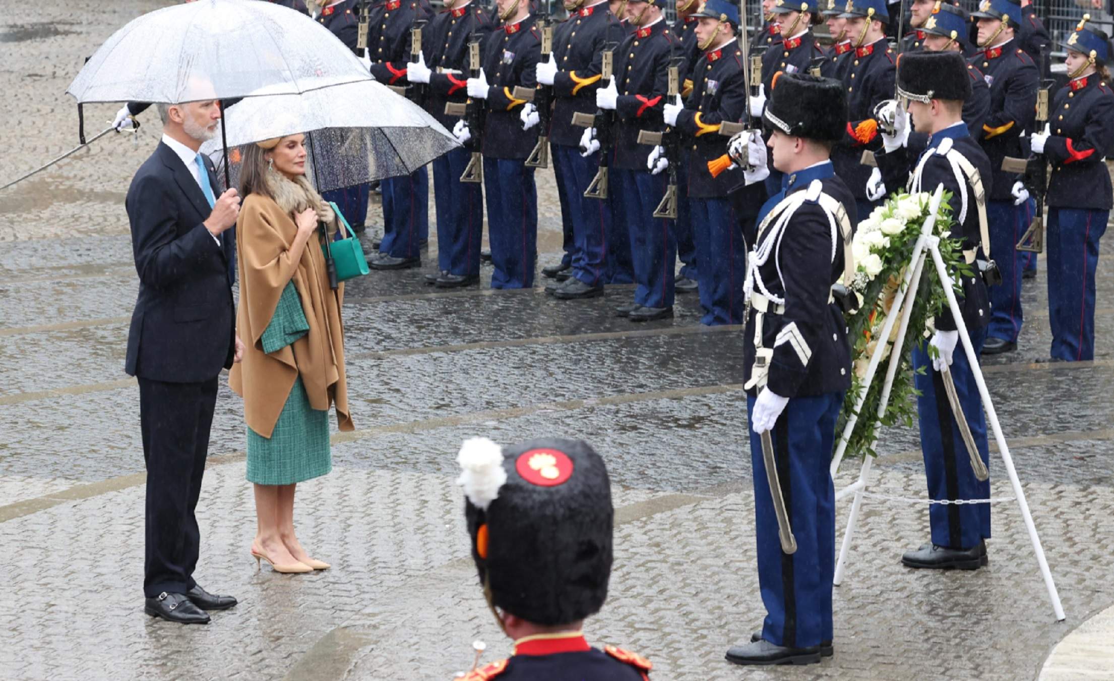 Estupor de los reyes por lo que ha pasado al sonar el himno español en una plaza en Amsterdam: no dan crédito