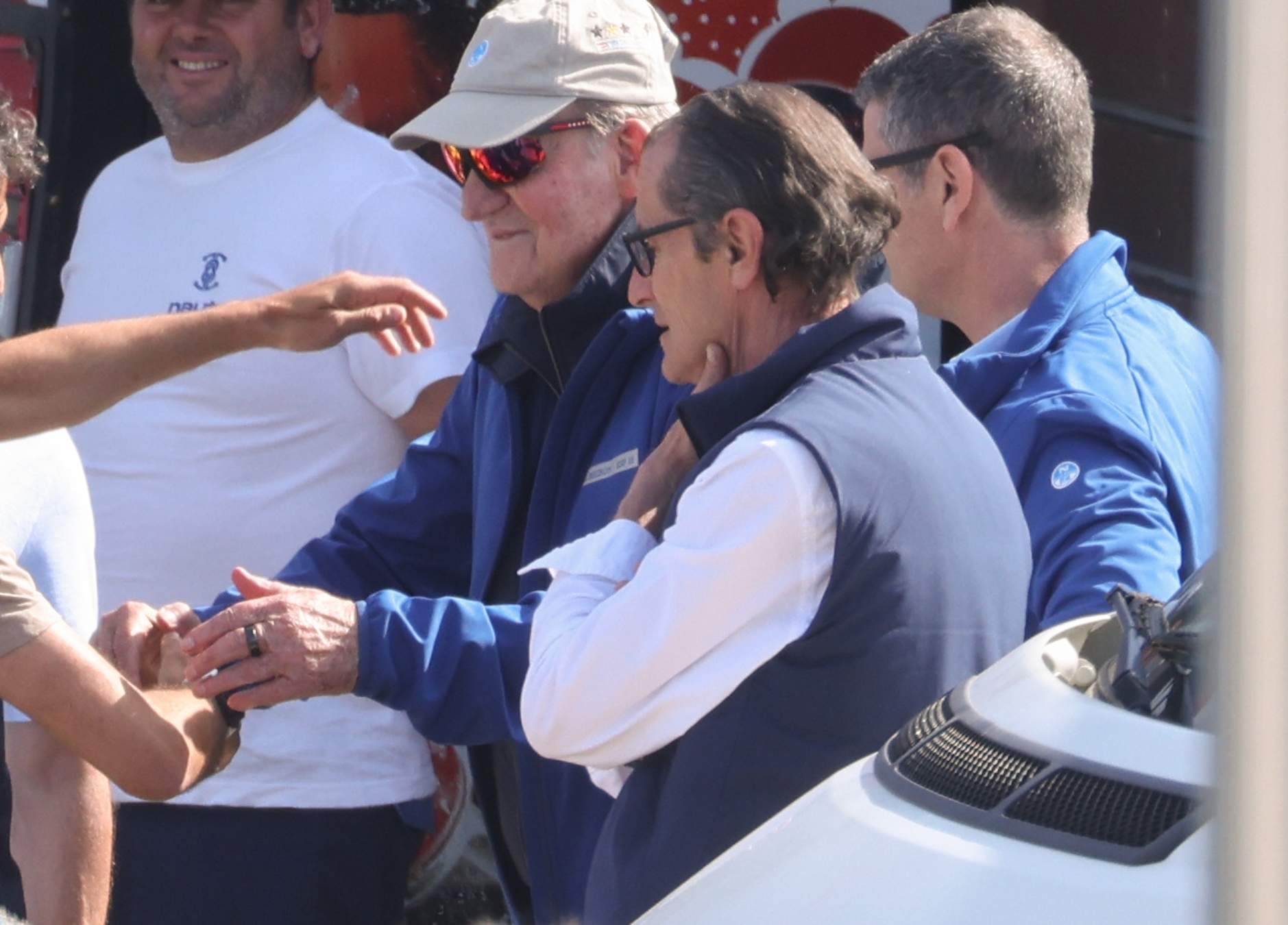 Joan Carles, gest molt poc higiènic a Sanxenxo mentre saluda a les regates