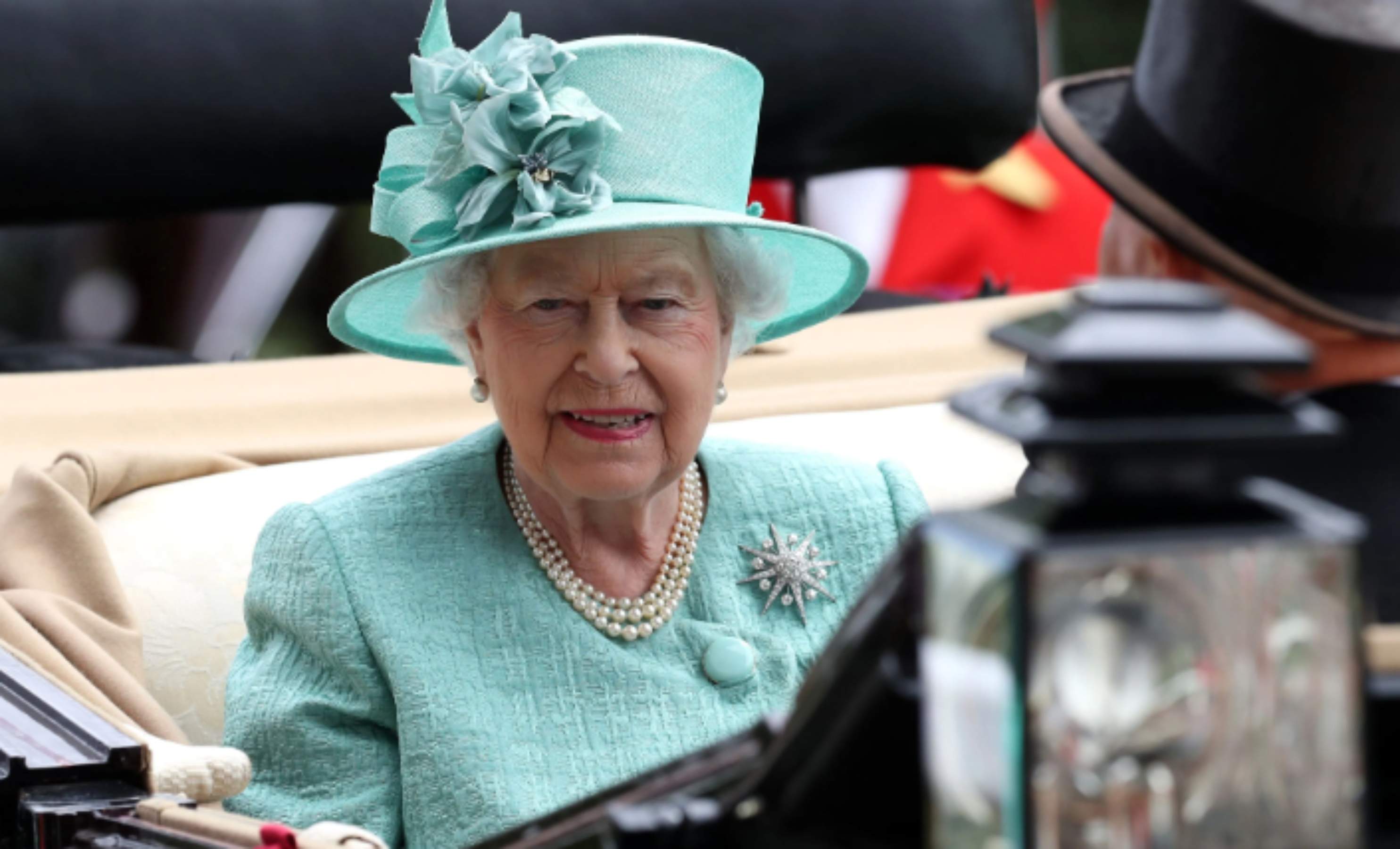 Isabel II irreconocible de joven en una nueva escultura de bronce: decepción general