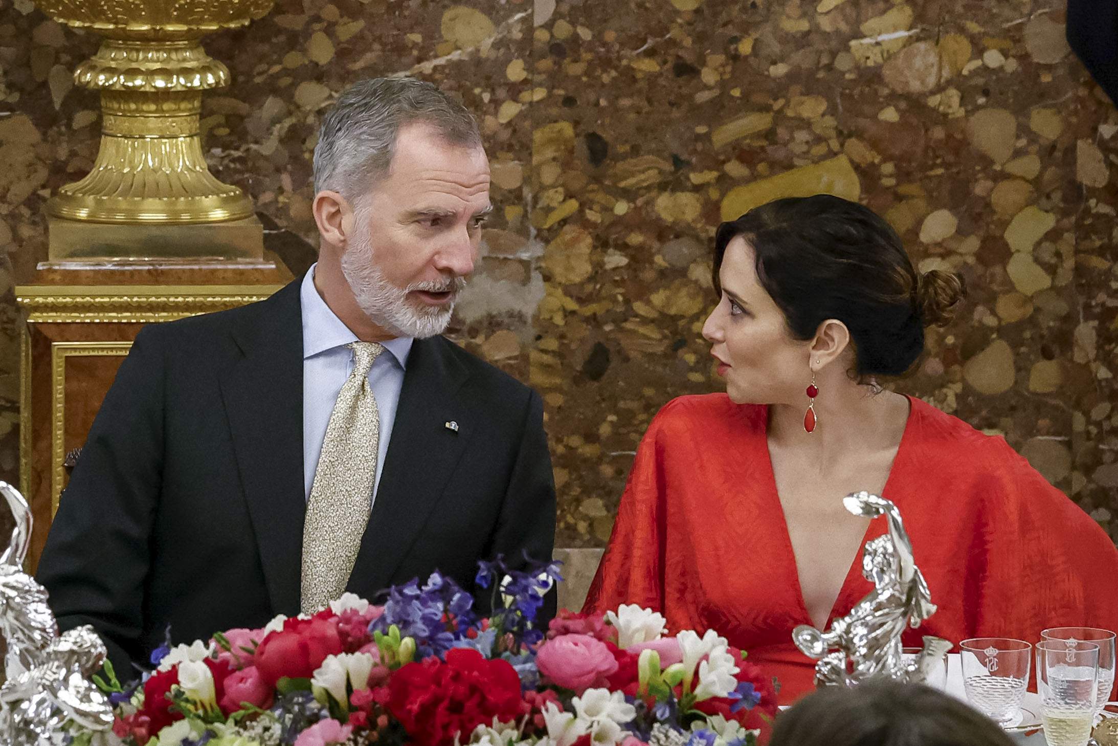 Felipe íntimo con Ayuso y Letizia incómoda, mirada mortal en la comida del Cervantes