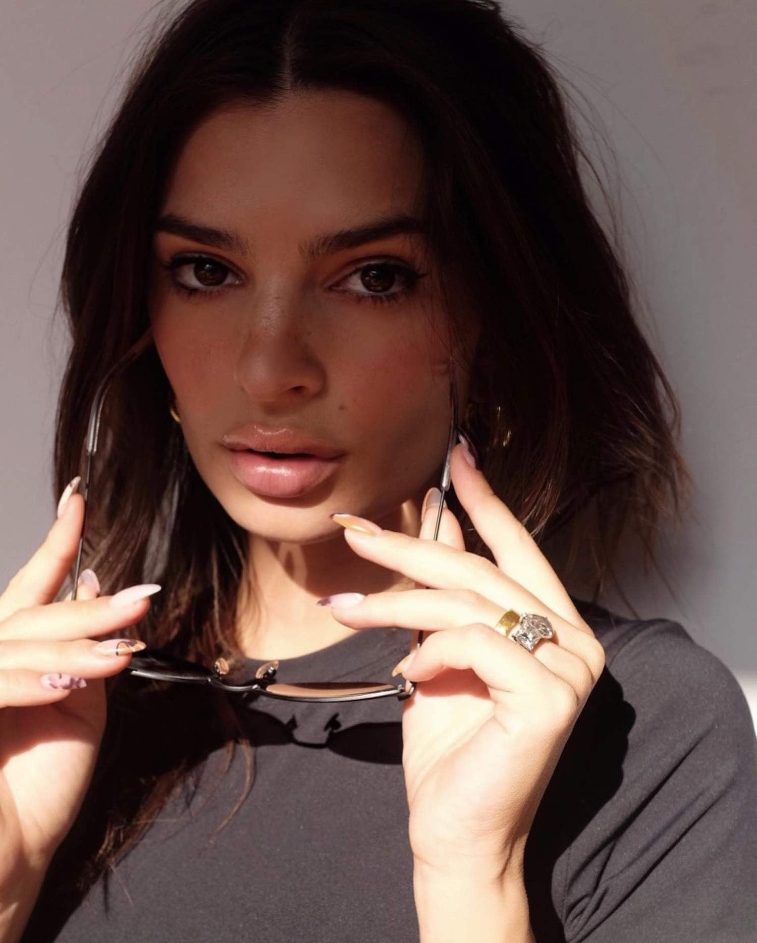 Emily Ratajkowski, hablando en catalán, recibe abyectos insultos y amenazas de "¡Habla en español!"