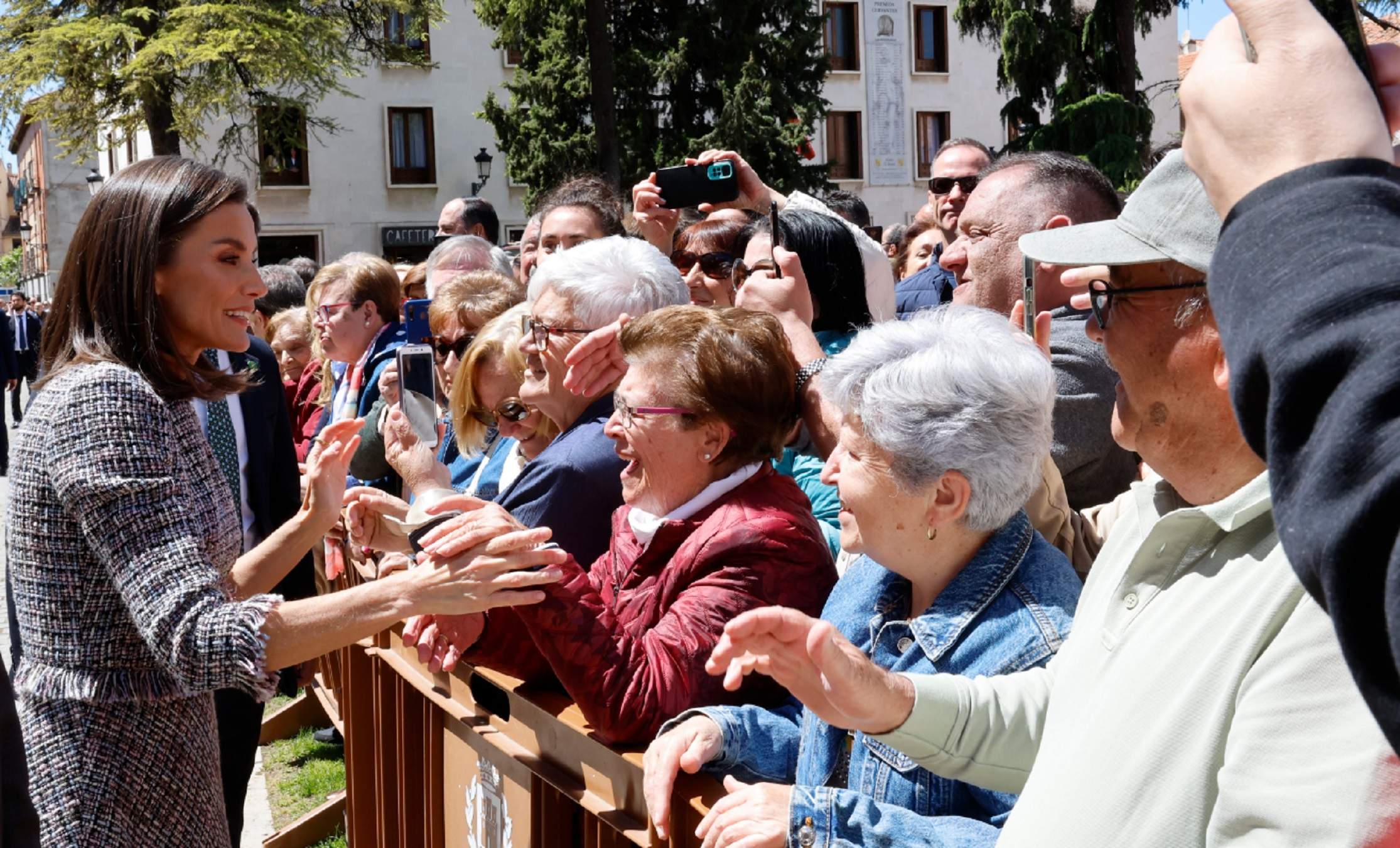 Letícia sorprèn, només un mitjà de fora ha vist què ha fet en una visita: gest que crida molt l'atenció