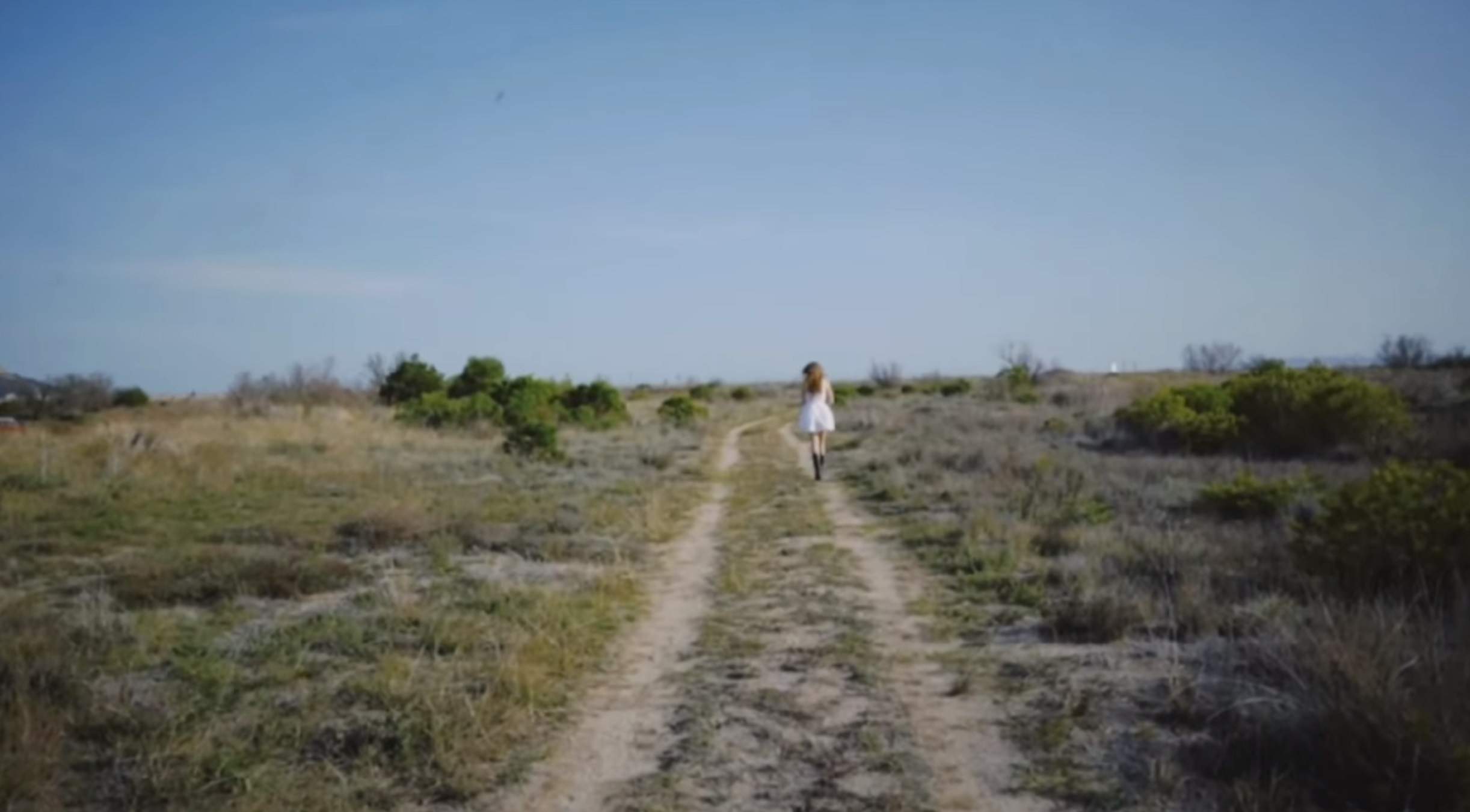 Sorpresa con una reportera de TV3: también canta y estrena su primer videoclip, "siento pánico"