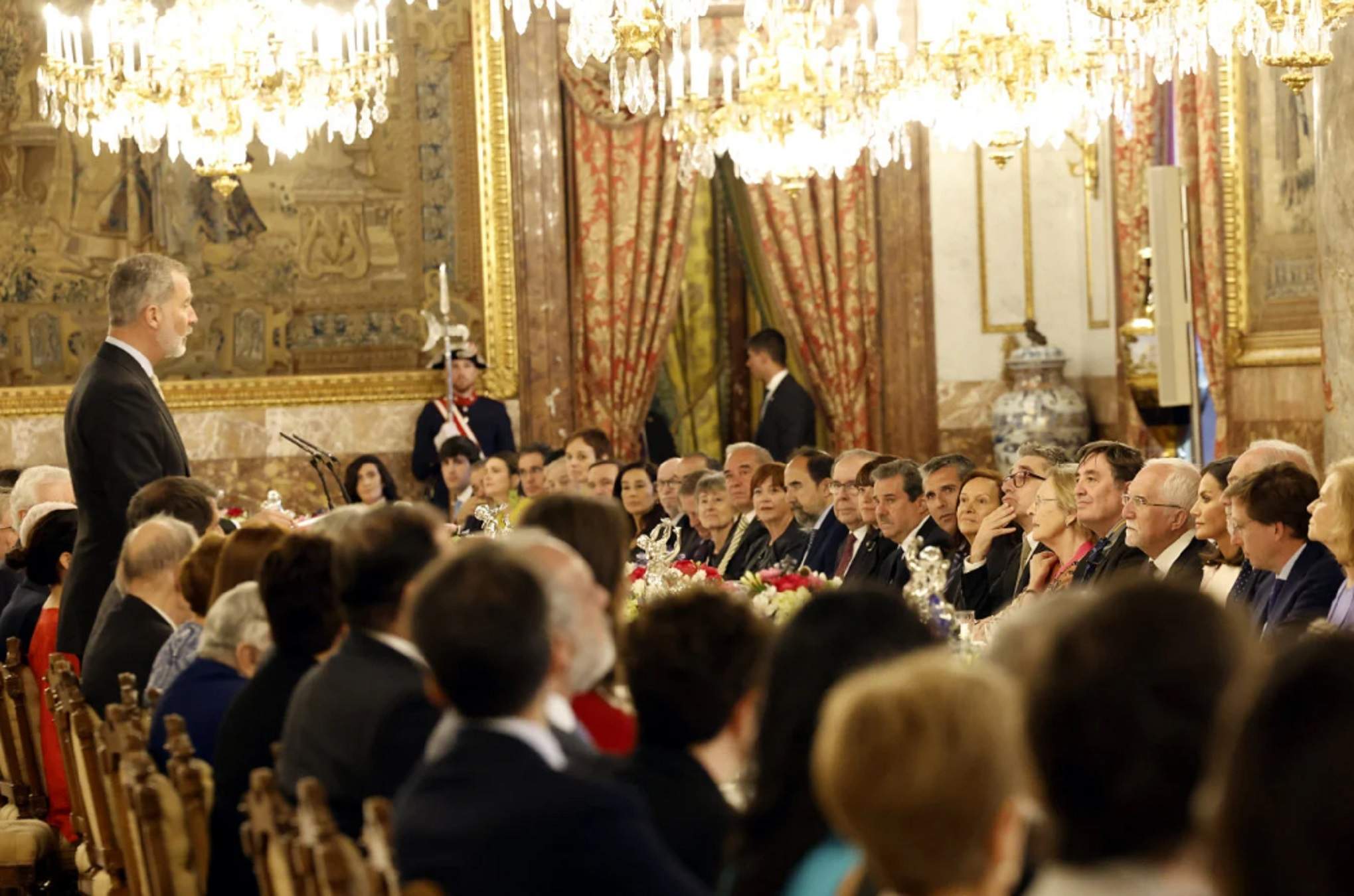 Lección de un invitado de Felipe en una cena en el Palacio Real: bofetada a una costumbre muy española