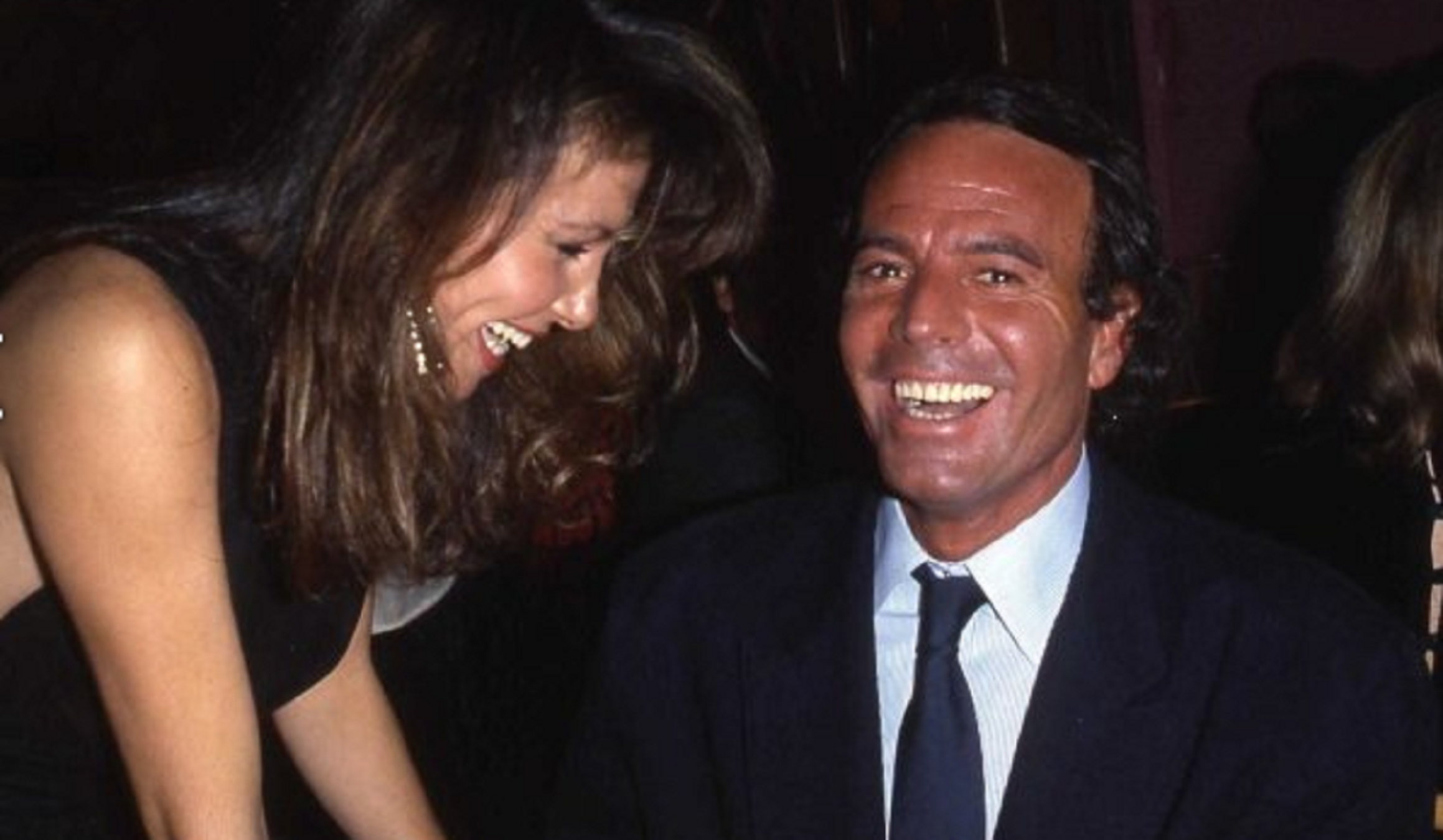 ¿Quién saldrá escondida en el armario en la serie sobre Julio Iglesias?