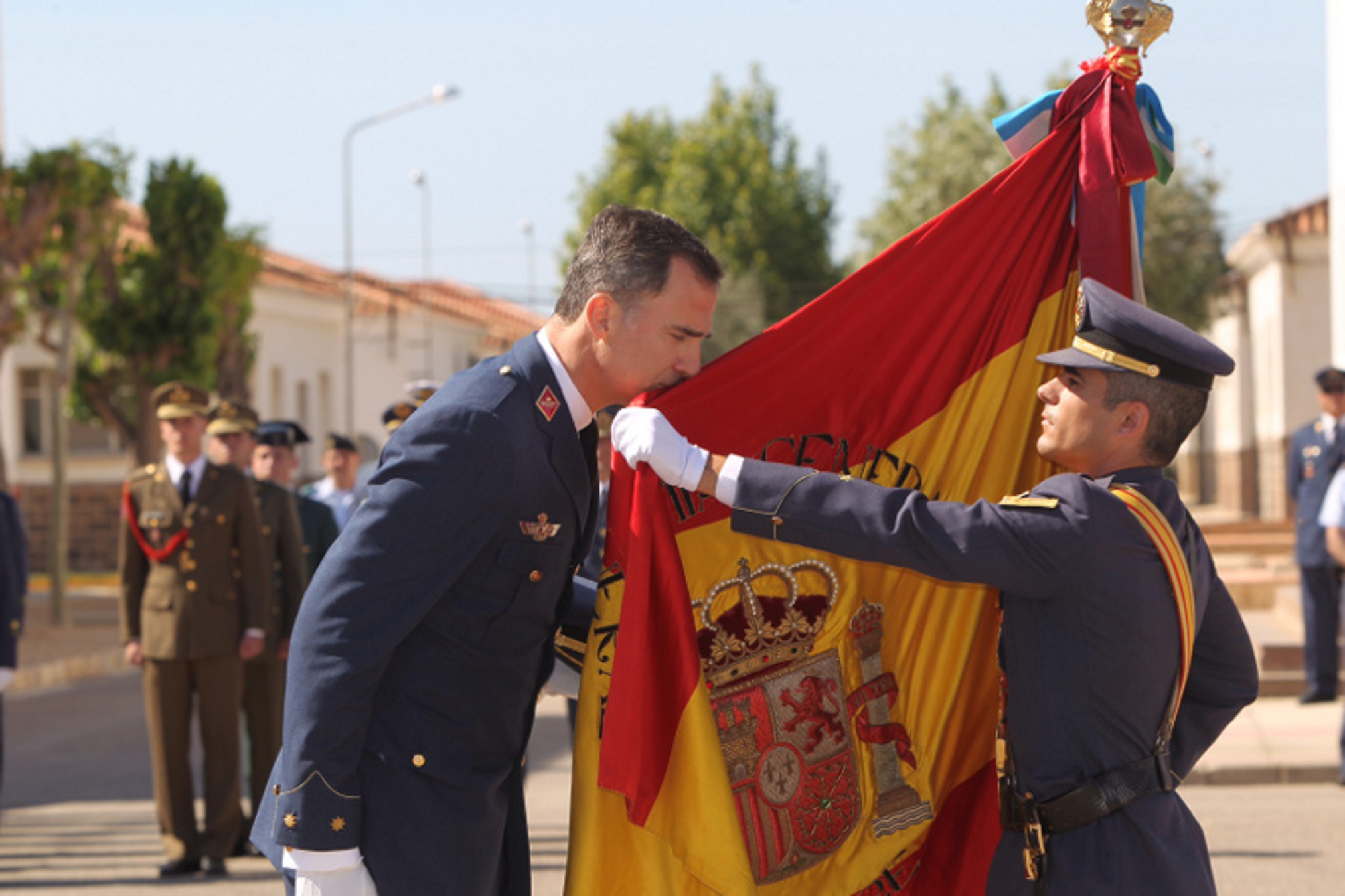 Felipe besa la bandera