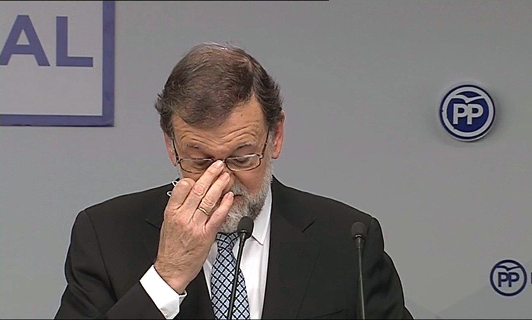 Rajoy converteix el seu Twitter en una secció de necrològiques i la xarxa se’n fot