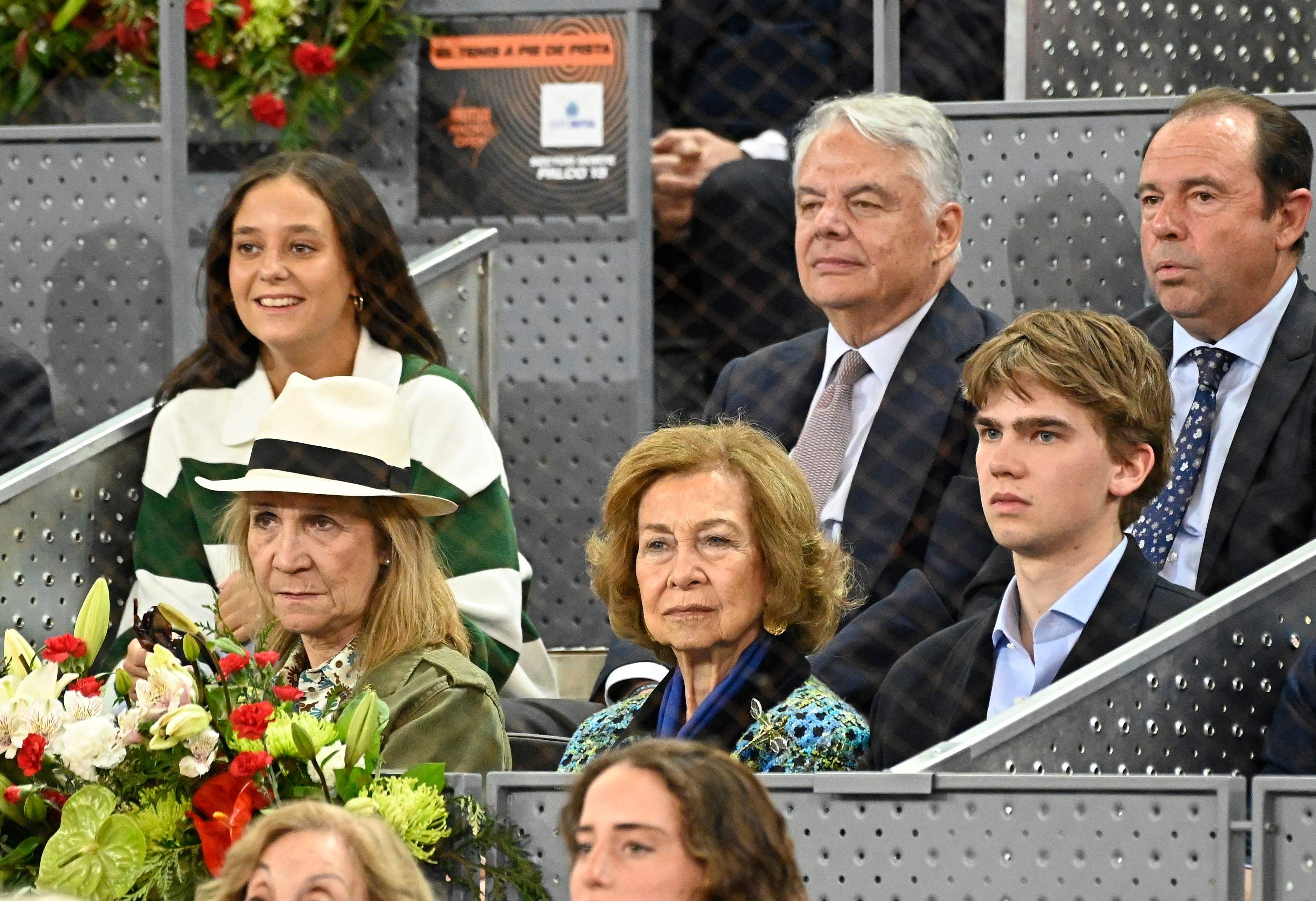 La infanta Elena, abrazada a su madre a lágrima viva en la noche más negra en Zarzuela