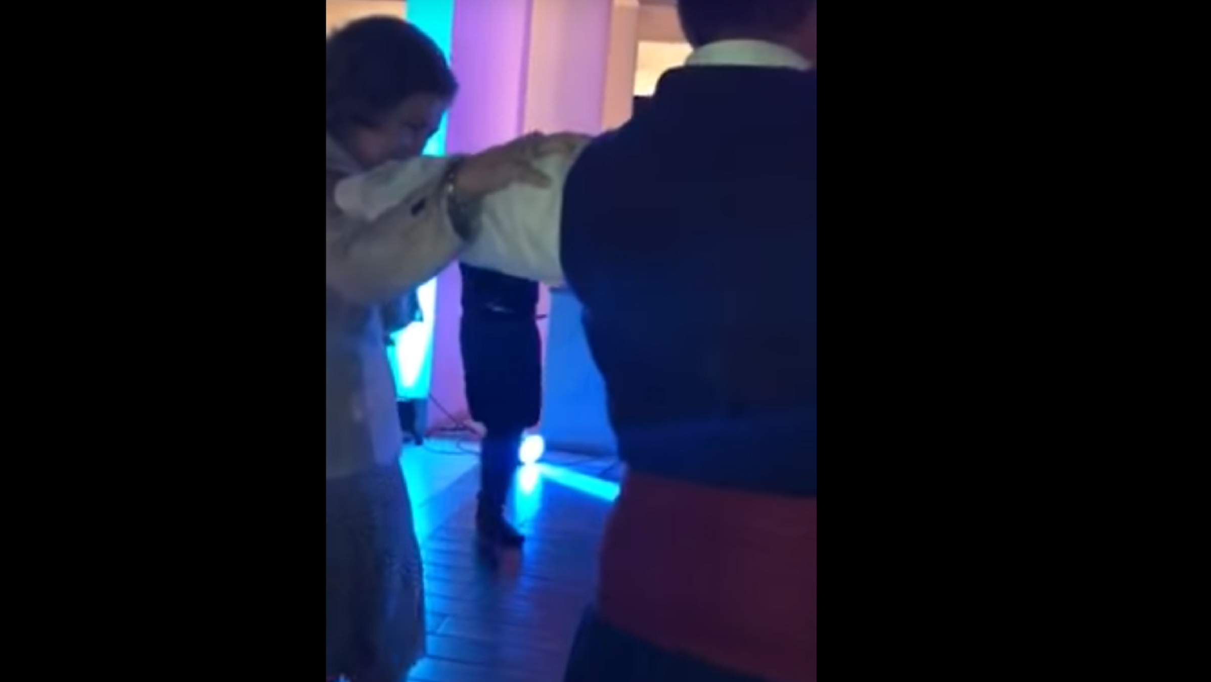 El vídeo de Sofía bailando en Creta mientras Juan Carlos no se puede ni mover