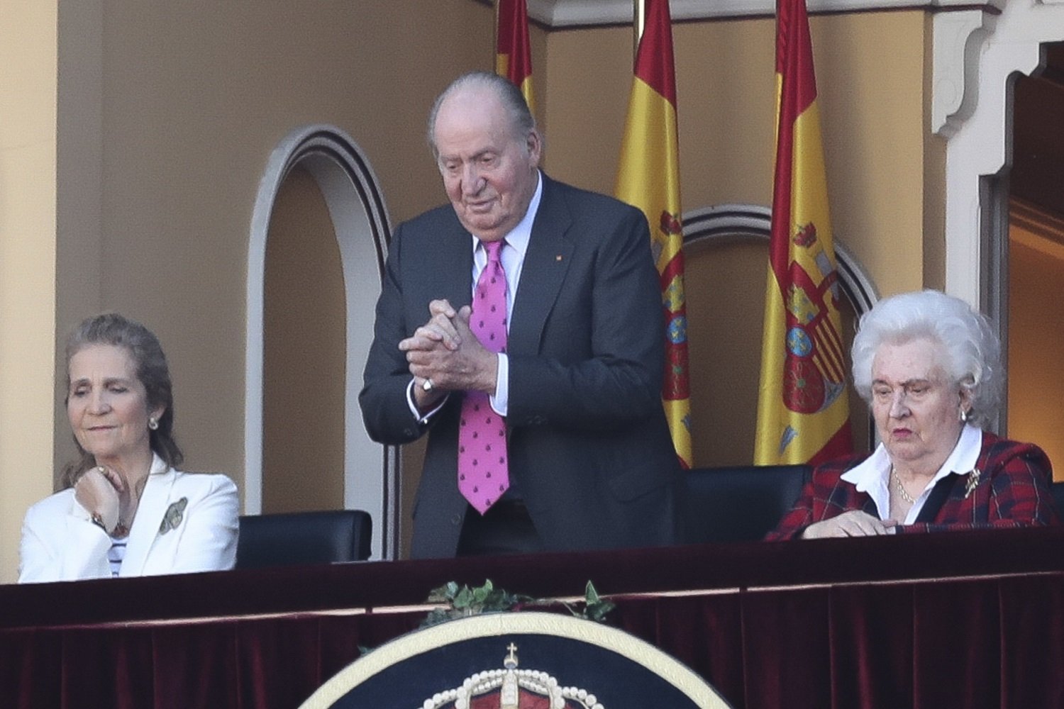 Joan Carles presideix una corrida on comparen un toro amb Pedro Sánchez