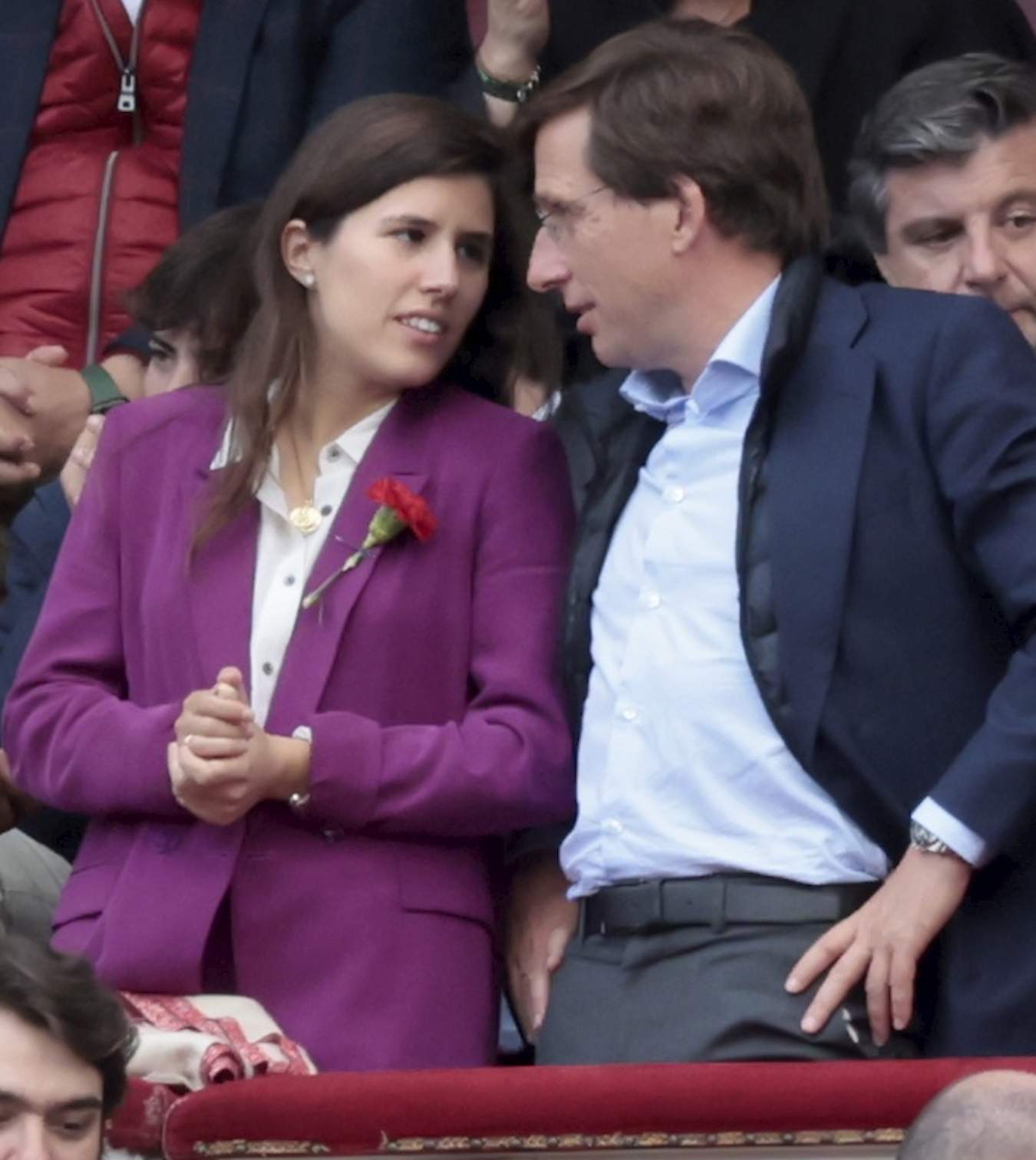 José Luis Martínez-Almeida y Teresa Urquijo, escena en Las Ventas, todos mirando