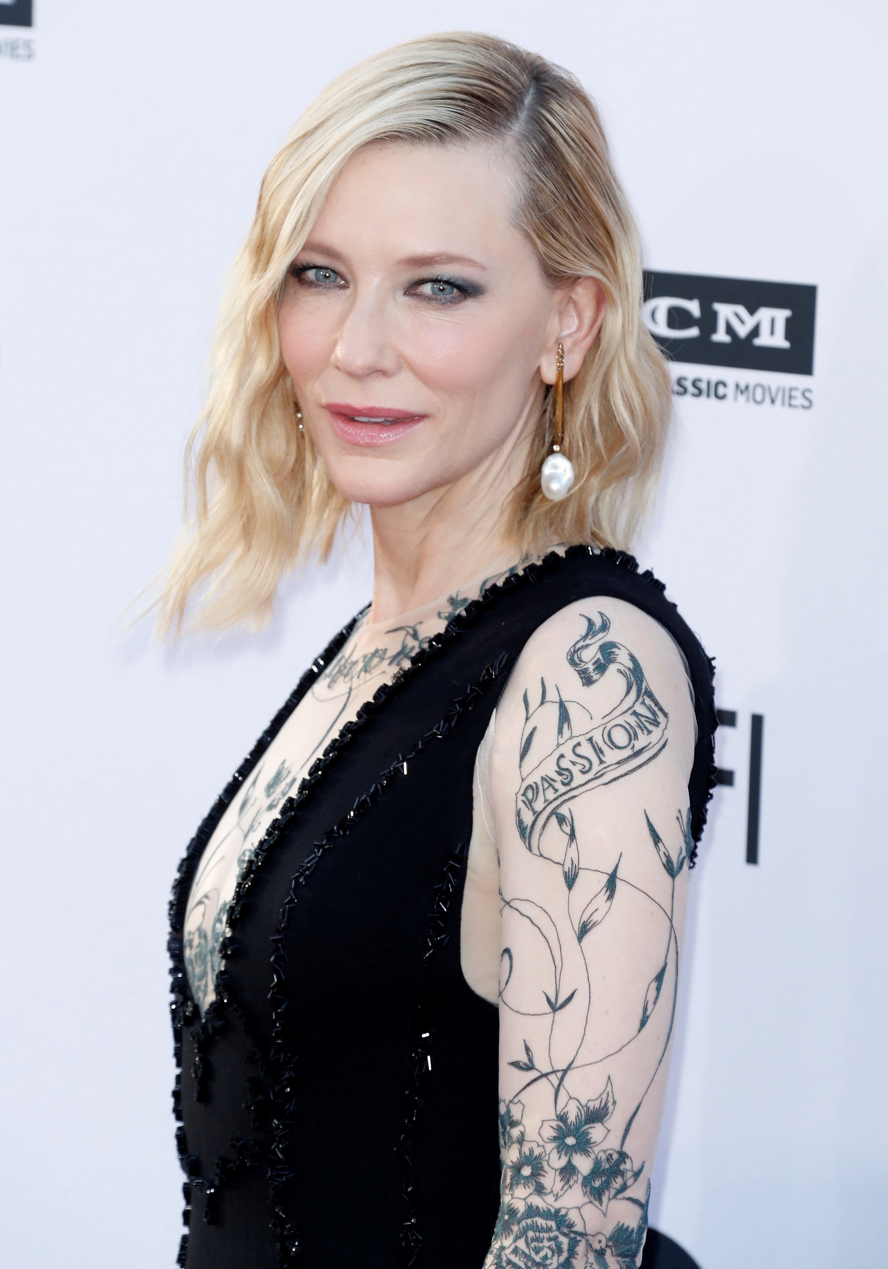 Cate Blanchett hace enmudecer a todo el mundo al aparecer llena de tatuajes