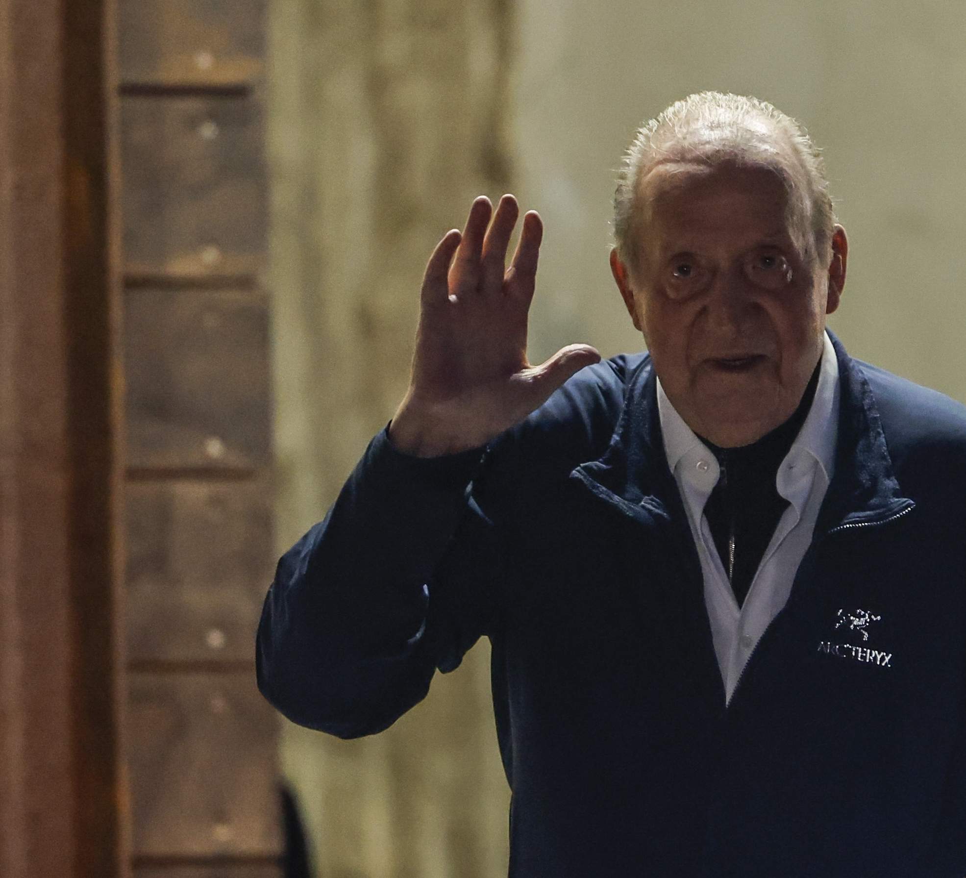 Juan Carlos I, a Pedro Sánchez: “No quiero dar más guerra”, pero pide dos casas