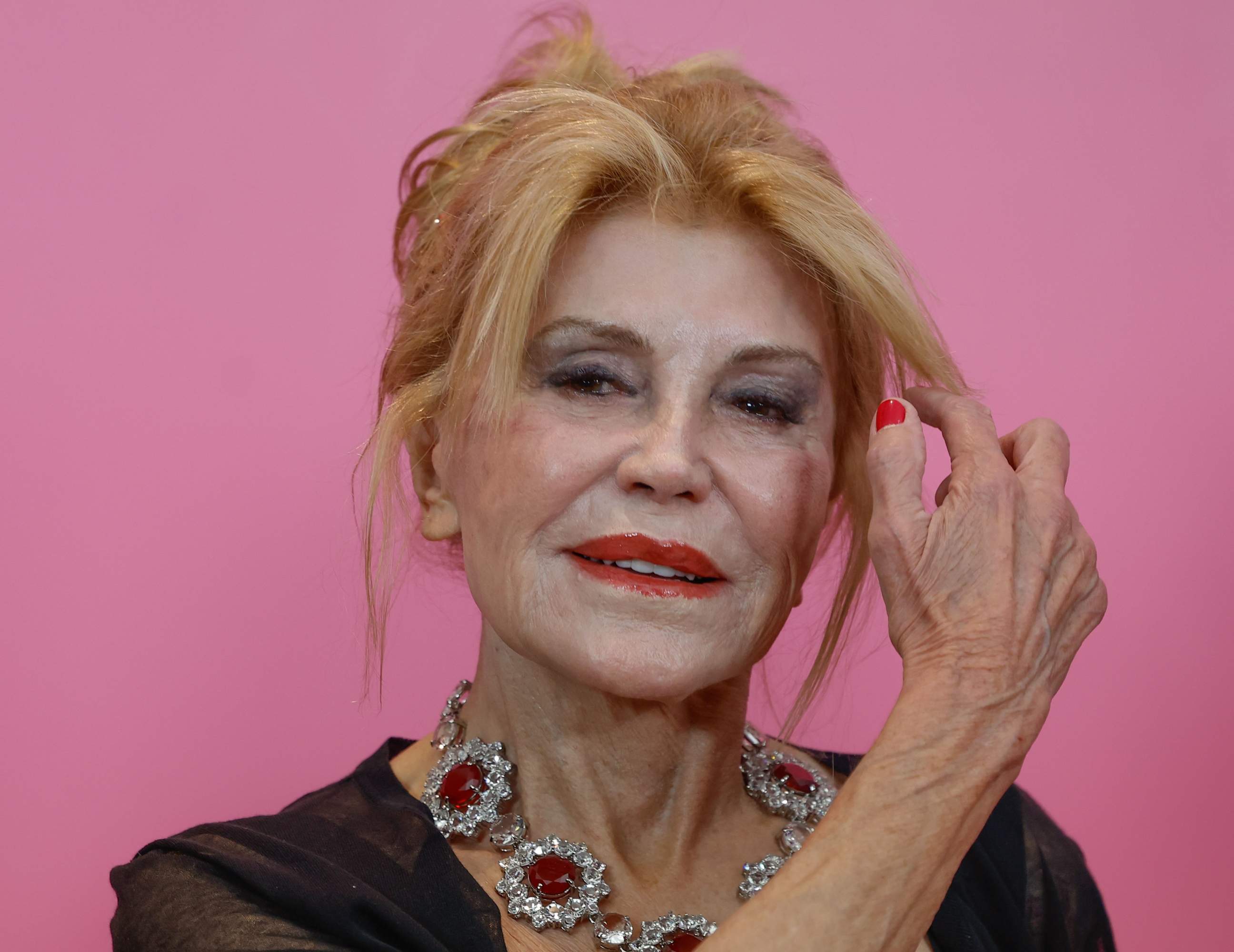 Carmen, hija de Tita Tyssen: elegante, guapa y rica, collar de perlas y vestidazo verde