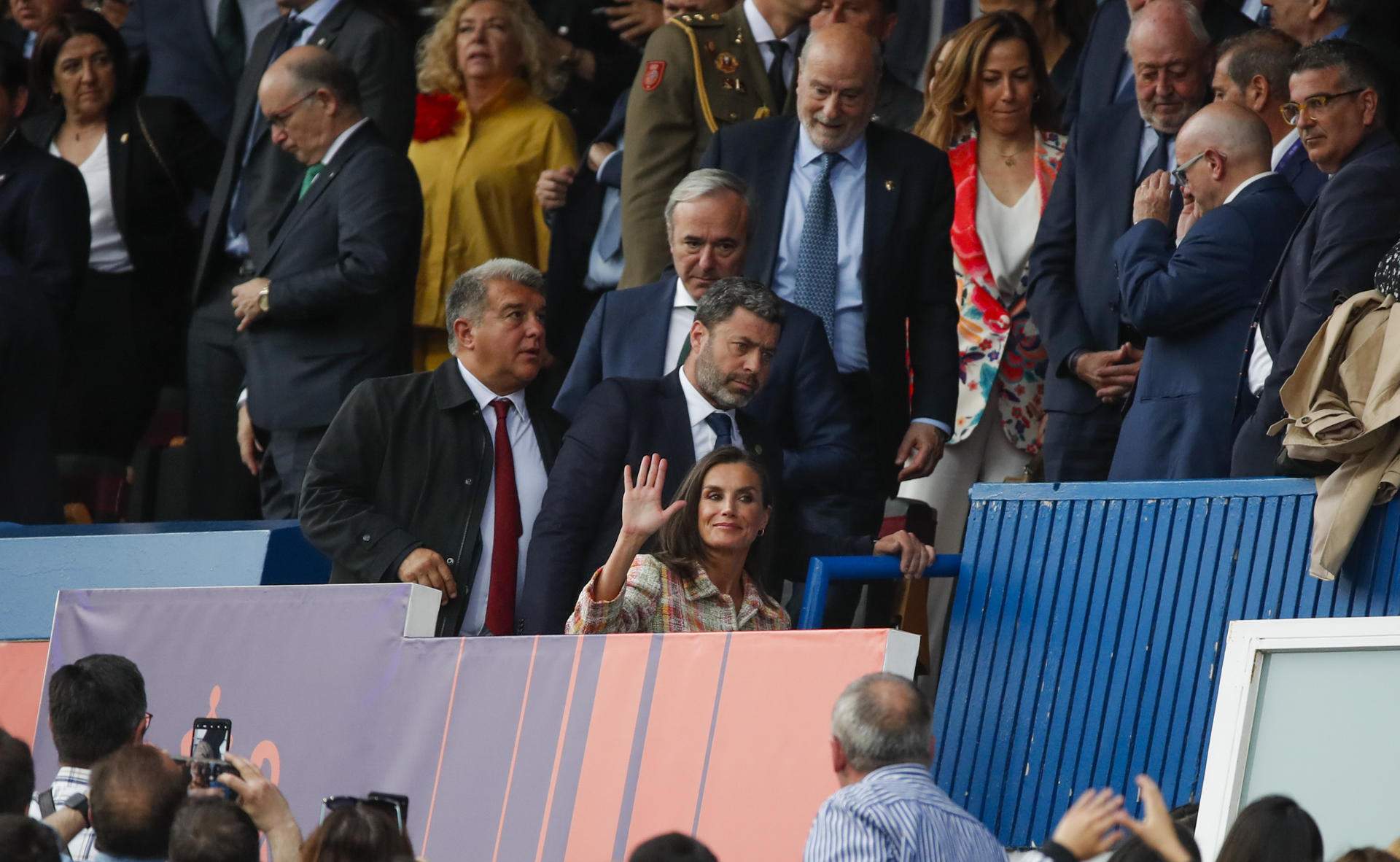 Laporta i Letícia junts amb un detall espanyolista a la samarreta del Barça