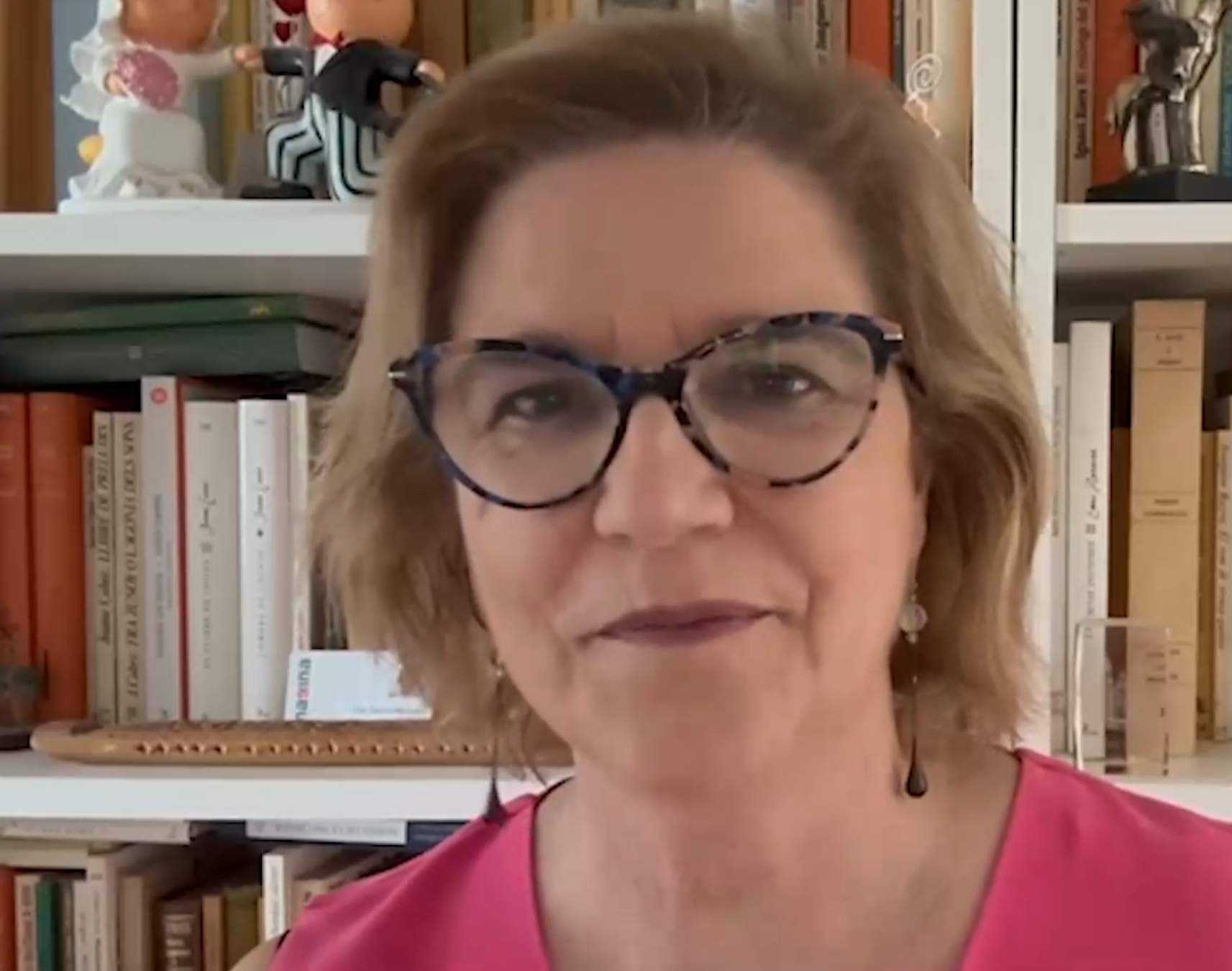 Pilar Rahola retrata a Pedro Sánchez, "el Rey Sol: España soy yo"