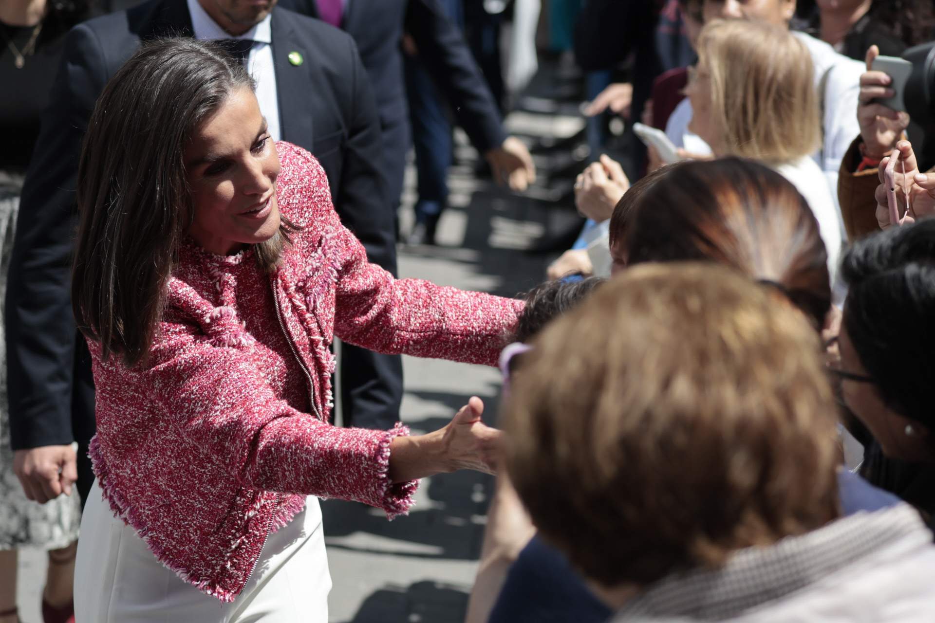 L'actitud intolerable de Letícia davant d'un famós artista, tocant el que no ha de tocar: se li'n va la mà