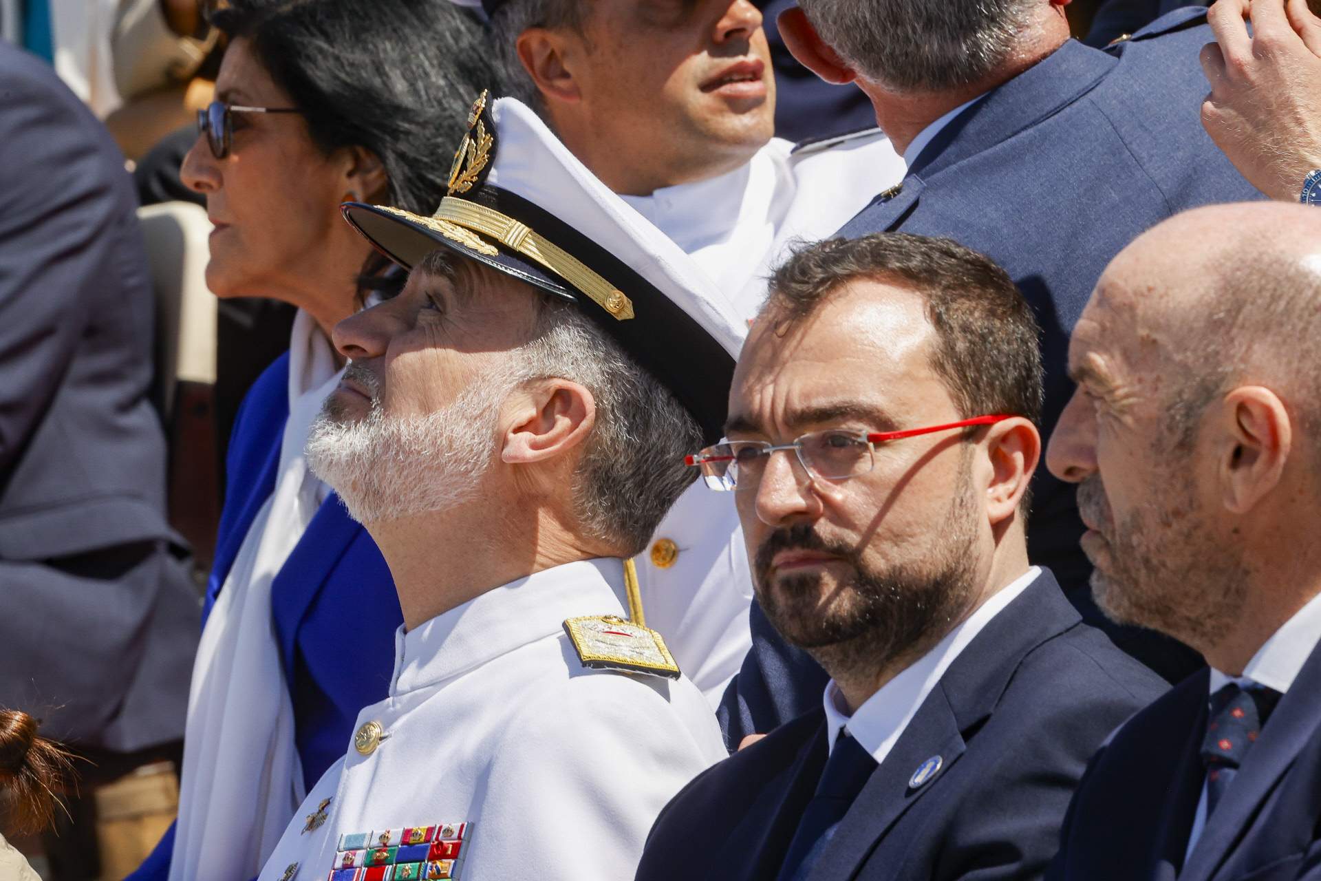 Qué ha hecho un vecino en su balcón, a un palmo de Felipe. Imagen impactante, borbónicos irados: "¡Payaso!"