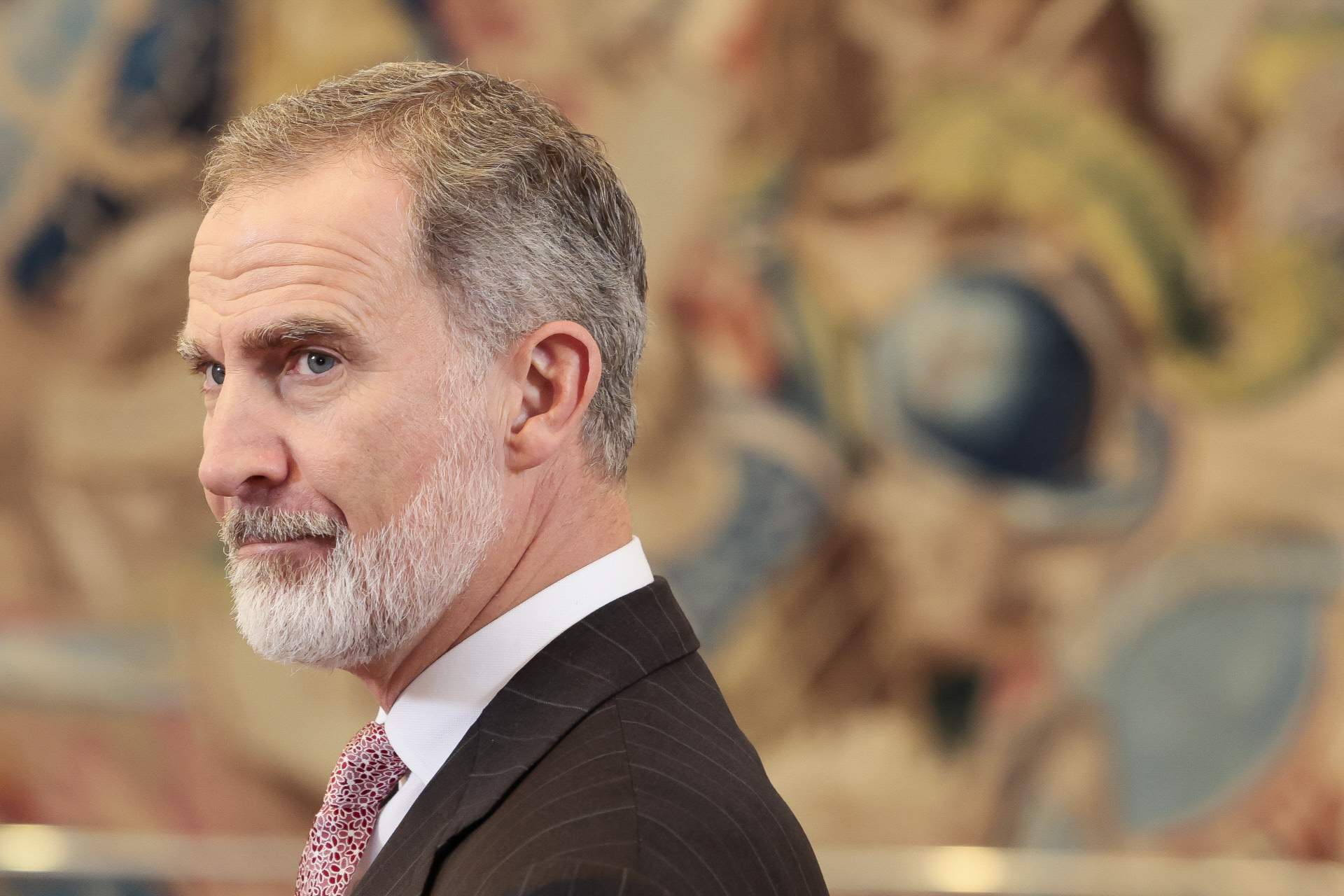 Felip, a la barra d'un bar, conversa íntima amb un desconegut, que al·lucina i revela el contingut