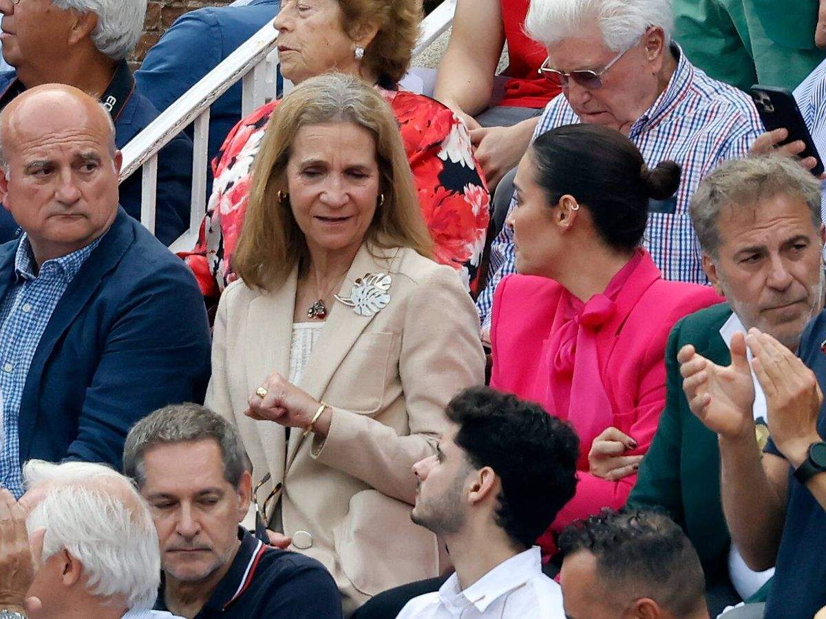 La infanta Elena, protagonista para mal en una finca de Sevilla, la tienen que sacar entre dos