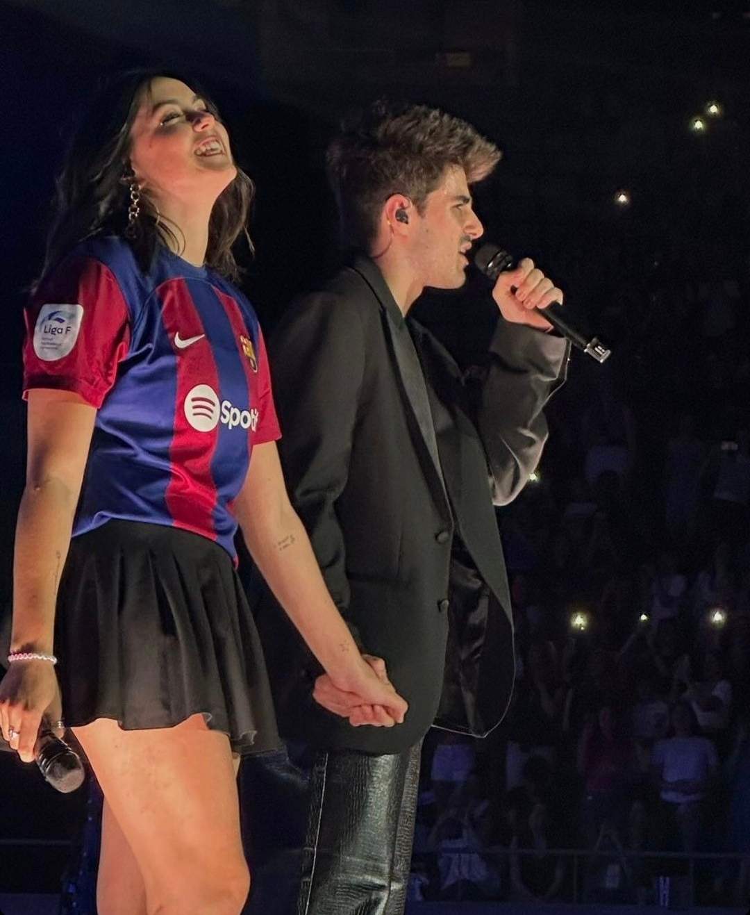 Chiara y Martin ('OT') emocionan a los fans de Barcelona cantando en catalán y con un detalle azulgrana