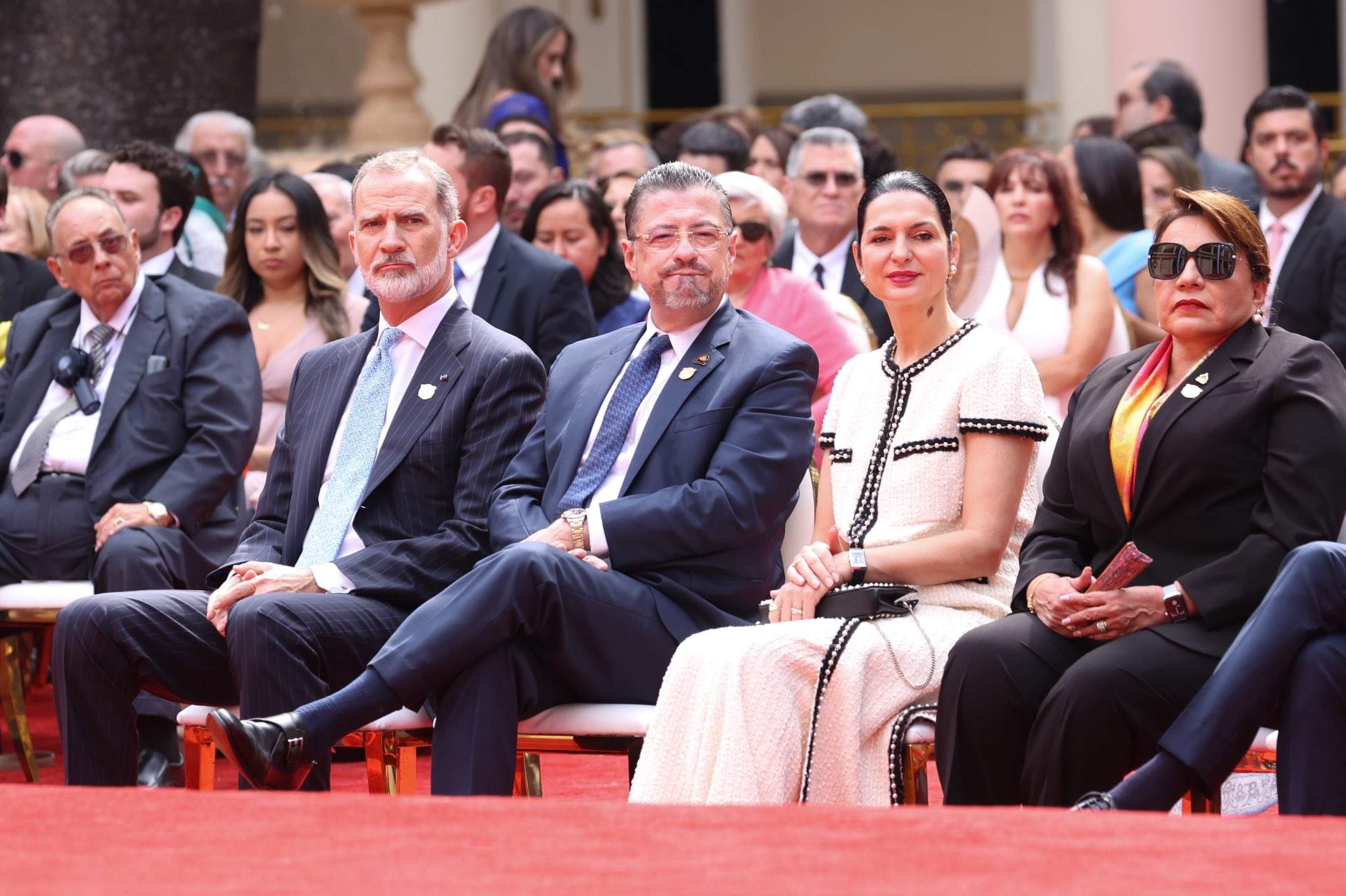 Mala cara de Felipe humillado por la única presidenta que ni se levanta a saludarlo