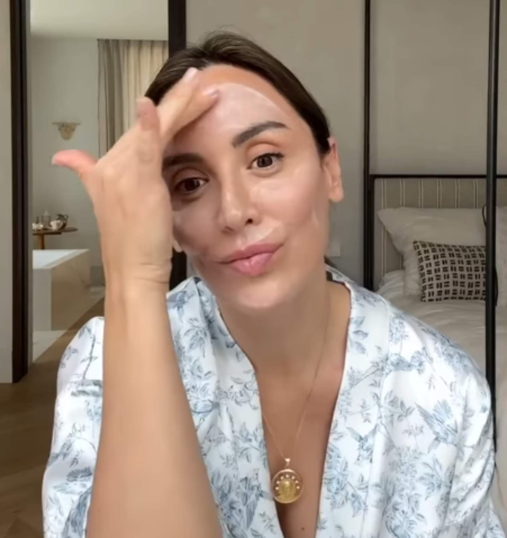 Tamara Falcó segueix els passos d'Isabel Preysler, cara estirada i brillant: els seus seguidors l'enxampen
