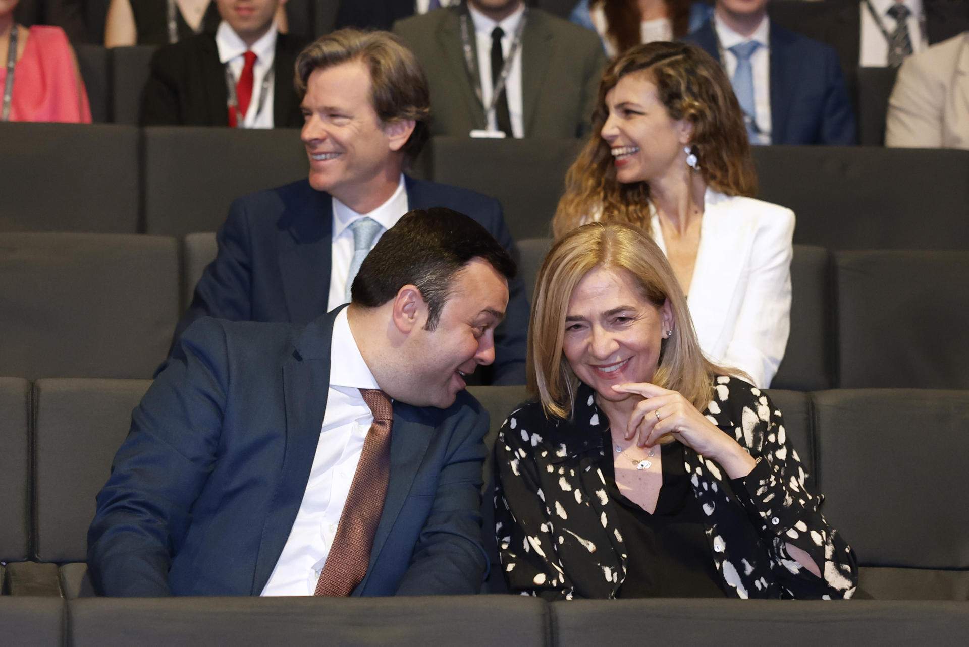 Cristina gana la guerra: primera foto oficial con Felipe en 10 años. Letizia, muerta