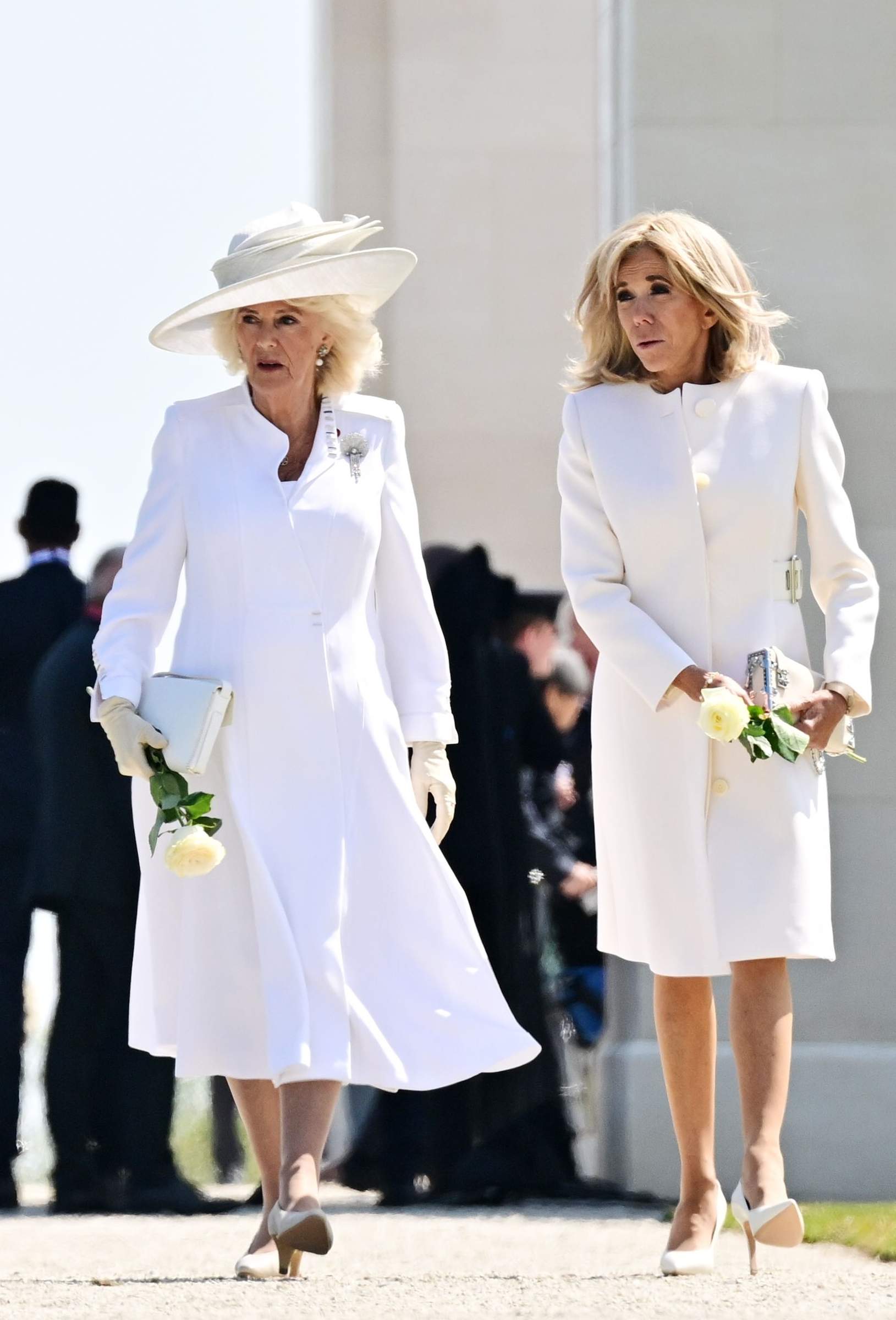 La reina Camila destroza a Brigitte Macron en Normandía, "la elegida de Dios"