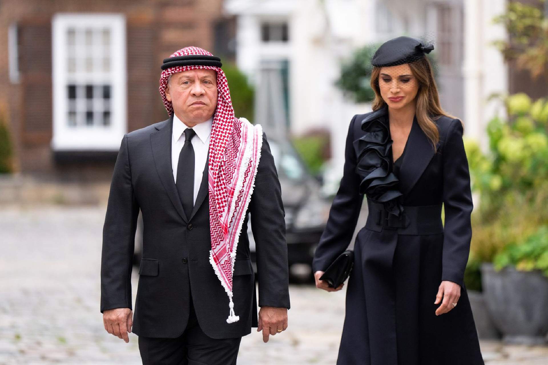 El gesto machista del rey de Jordania manipulando la foto oficial con la bella Rania