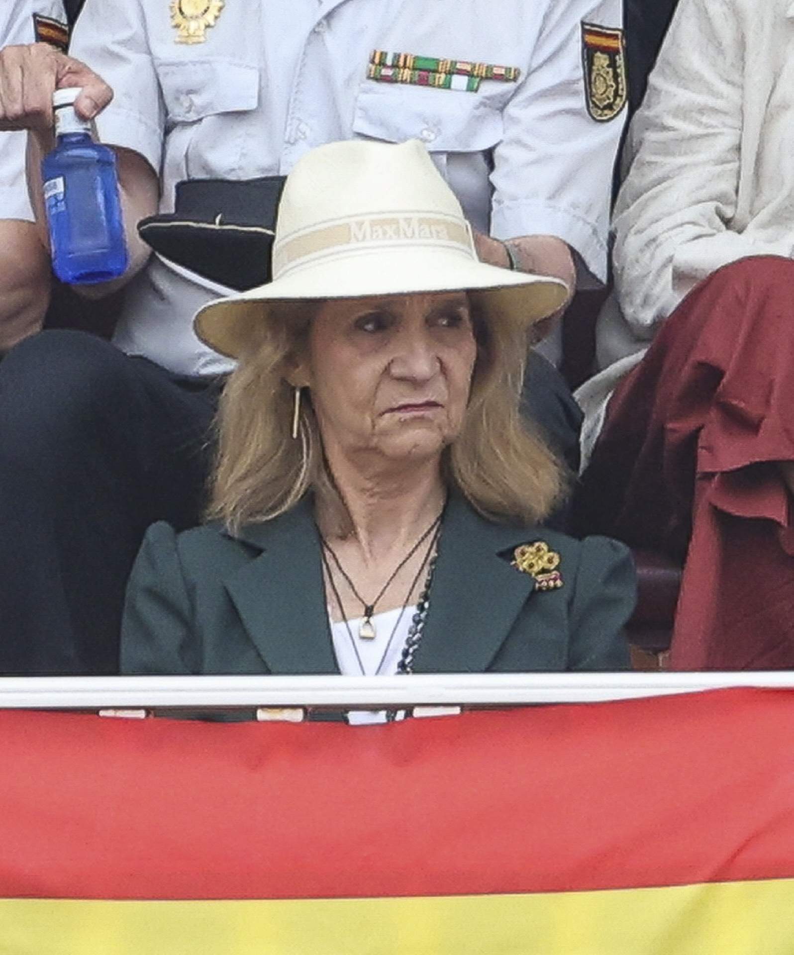La pitjor cara d'Elena, enfurismada, "manotazo al canto" quan se li acosten entrant als toros
