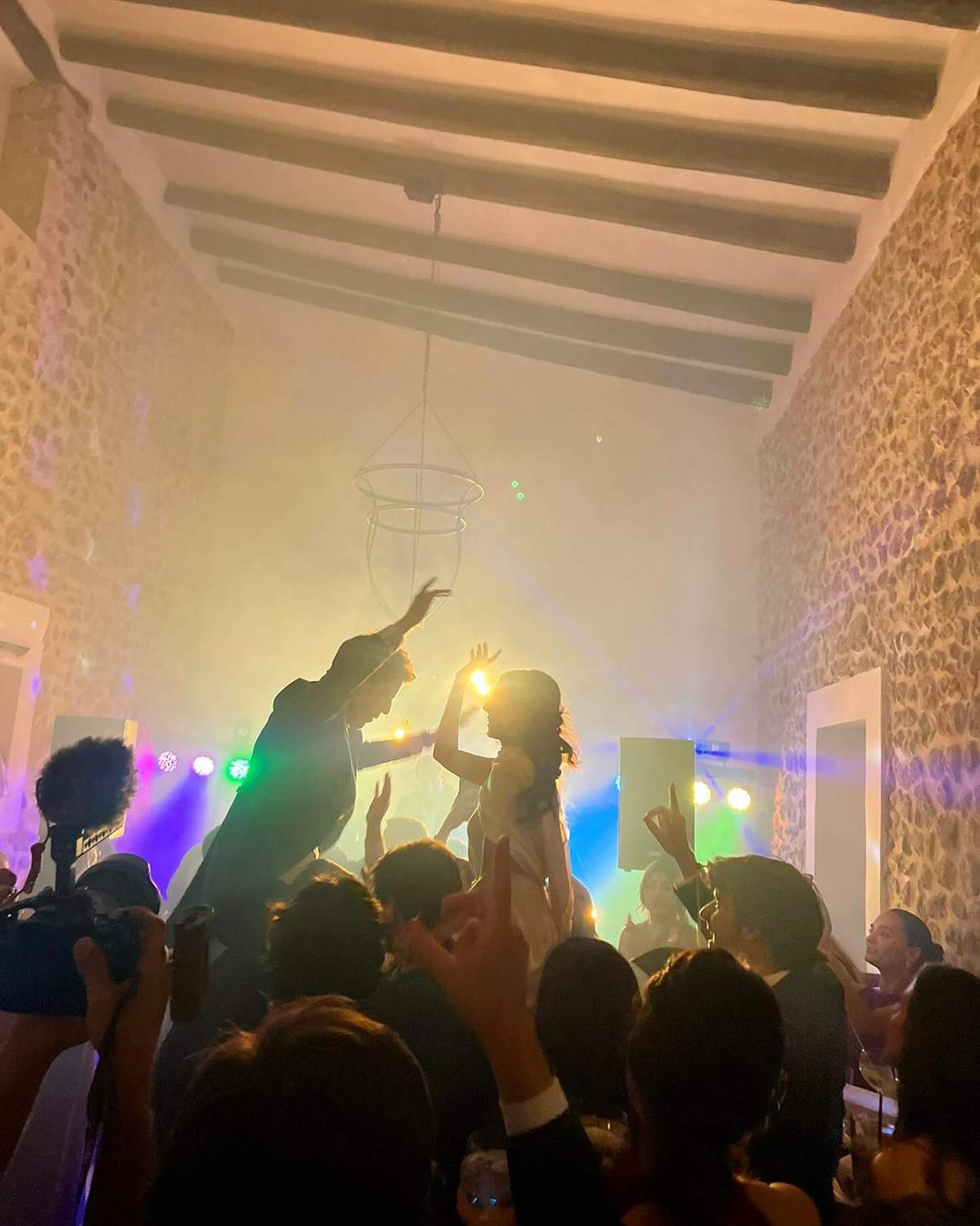 Boda de un querido presentador: así iban los novios, aquí han ido de luna de miel. Todas las imágenes