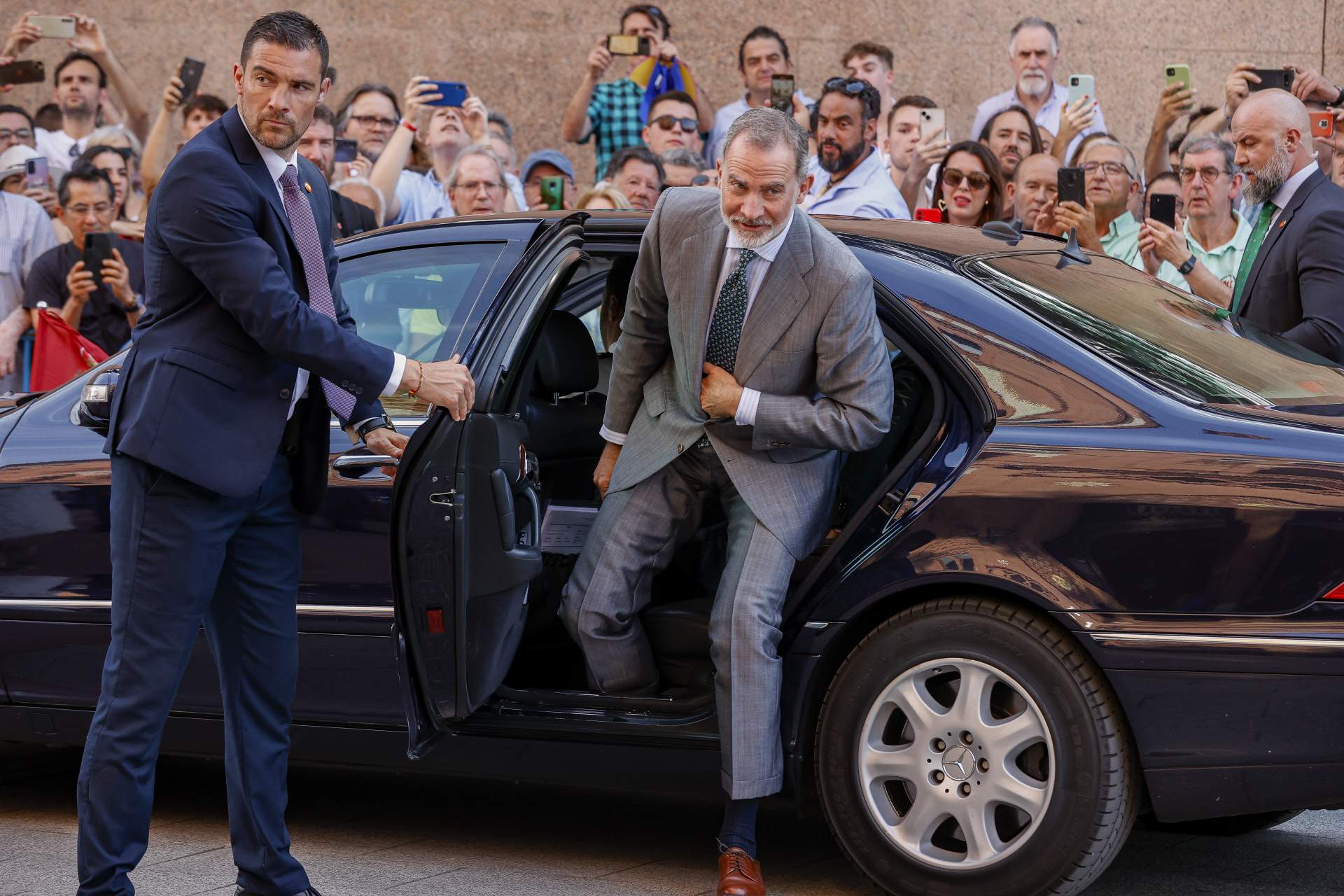 Felip i el Borbó, a qui no pot ni veure: passa pel costat, ni se saluden, mirada de desdeny. Què li ha fet
