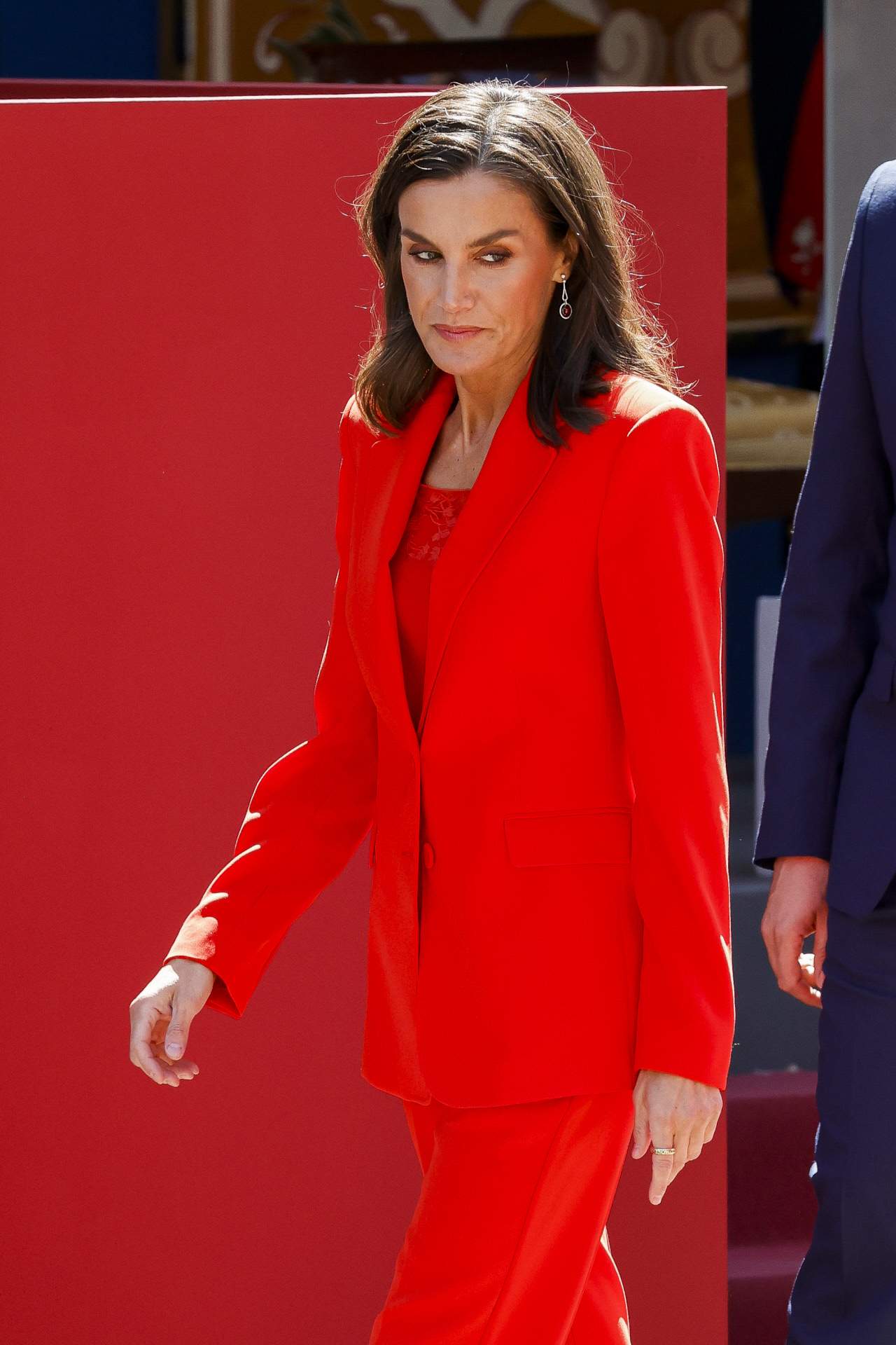 Letícia, trencadora, look "con transparencias" i lluint el que cap royal havia lluït abans